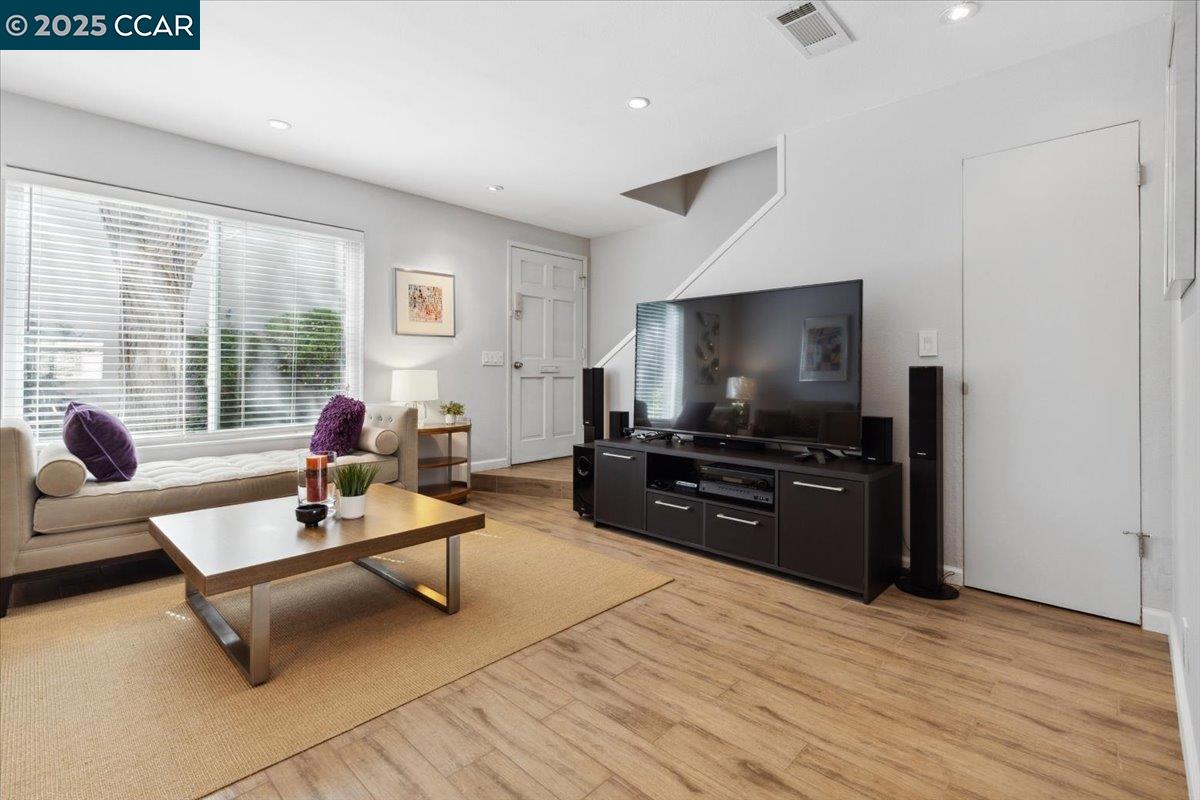 Detail Gallery Image 3 of 32 For 1237 Pine Creek Way #B,  Concord,  CA 94520 - 2 Beds | 1/1 Baths