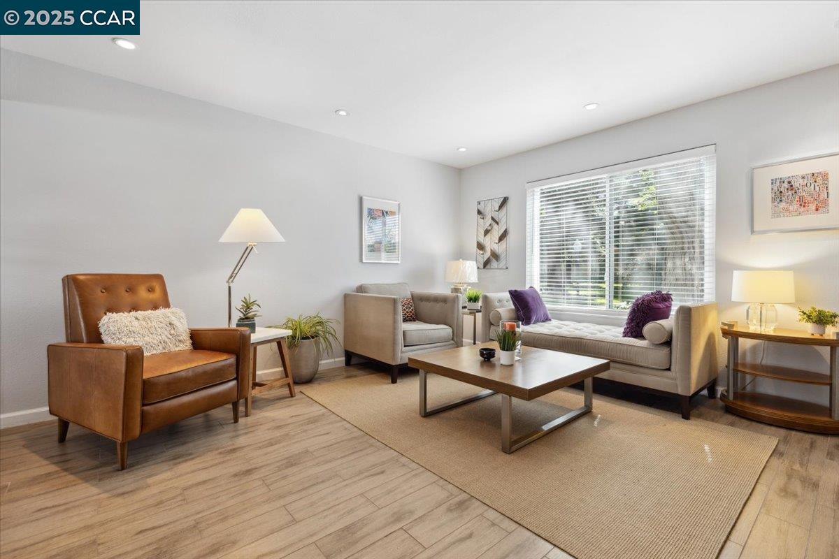 Detail Gallery Image 4 of 32 For 1237 Pine Creek Way #B,  Concord,  CA 94520 - 2 Beds | 1/1 Baths