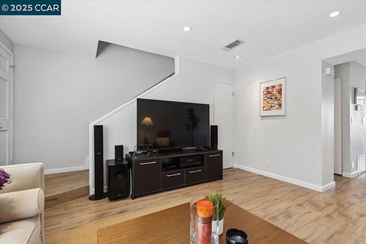 Detail Gallery Image 5 of 32 For 1237 Pine Creek Way #B,  Concord,  CA 94520 - 2 Beds | 1/1 Baths
