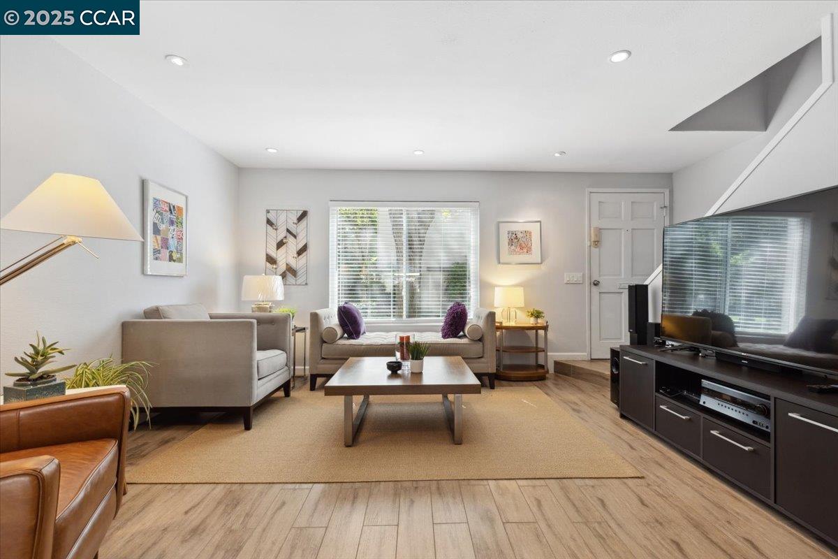 Detail Gallery Image 6 of 32 For 1237 Pine Creek Way #B,  Concord,  CA 94520 - 2 Beds | 1/1 Baths