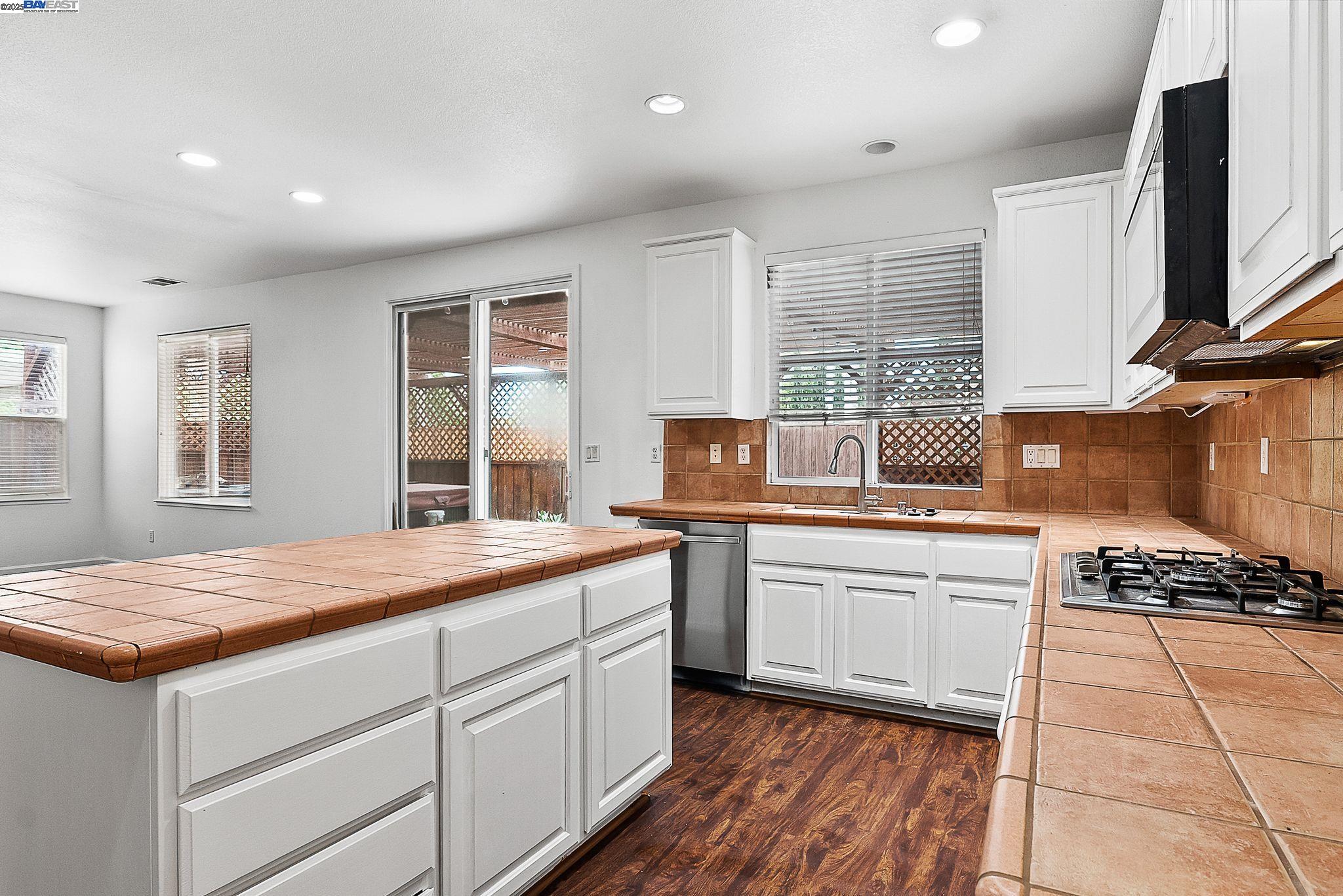 Detail Gallery Image 9 of 39 For 1906 Wilson Ct, Antioch,  CA 94509 - 5 Beds | 3 Baths