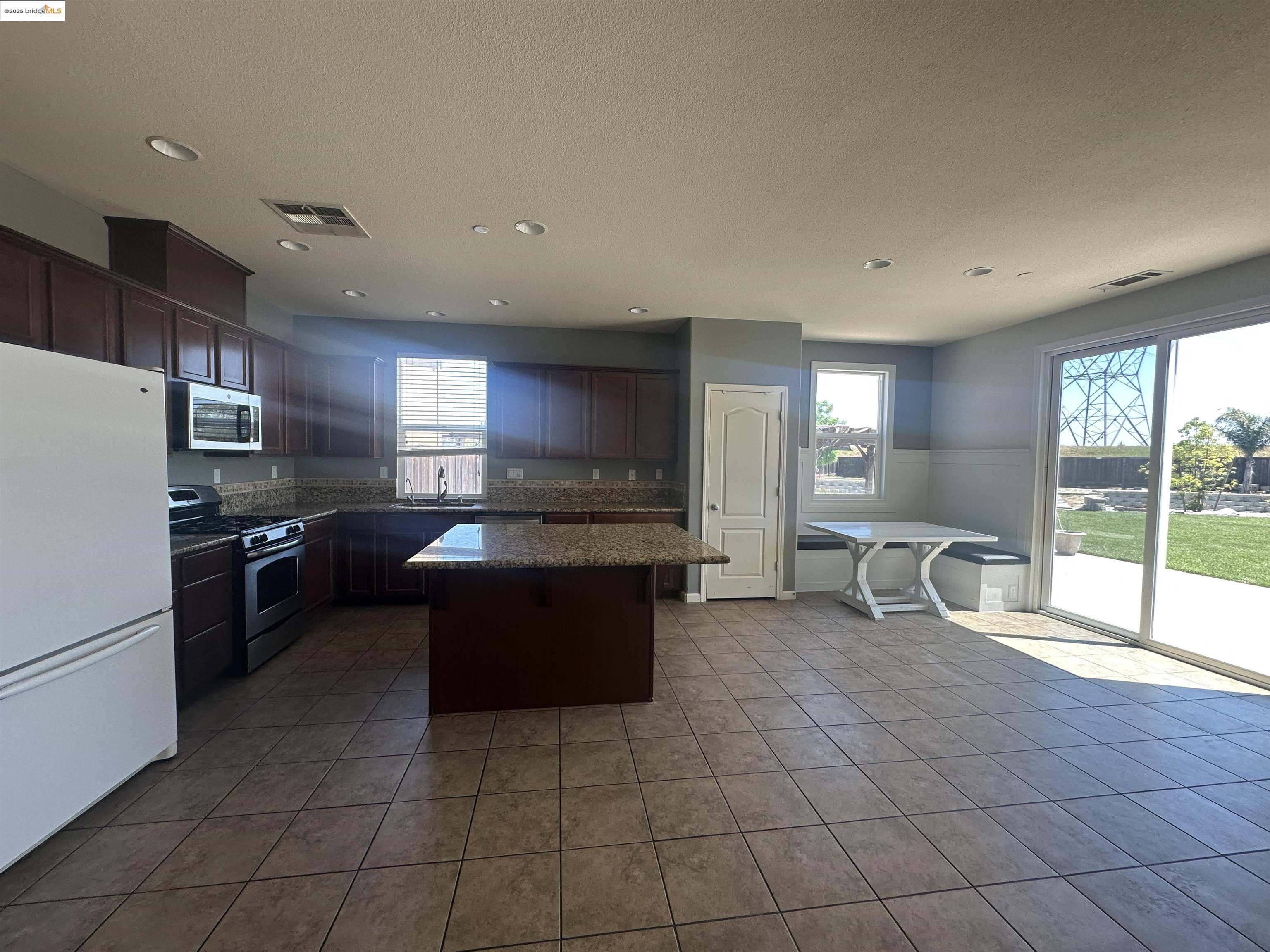 649 Poplar Ct, Oakley, California 94561, 5 Bedrooms Bedrooms, 12 Rooms Rooms,3 BathroomsBathrooms,Residential Lease,For Rent,649 Poplar Ct,41094094