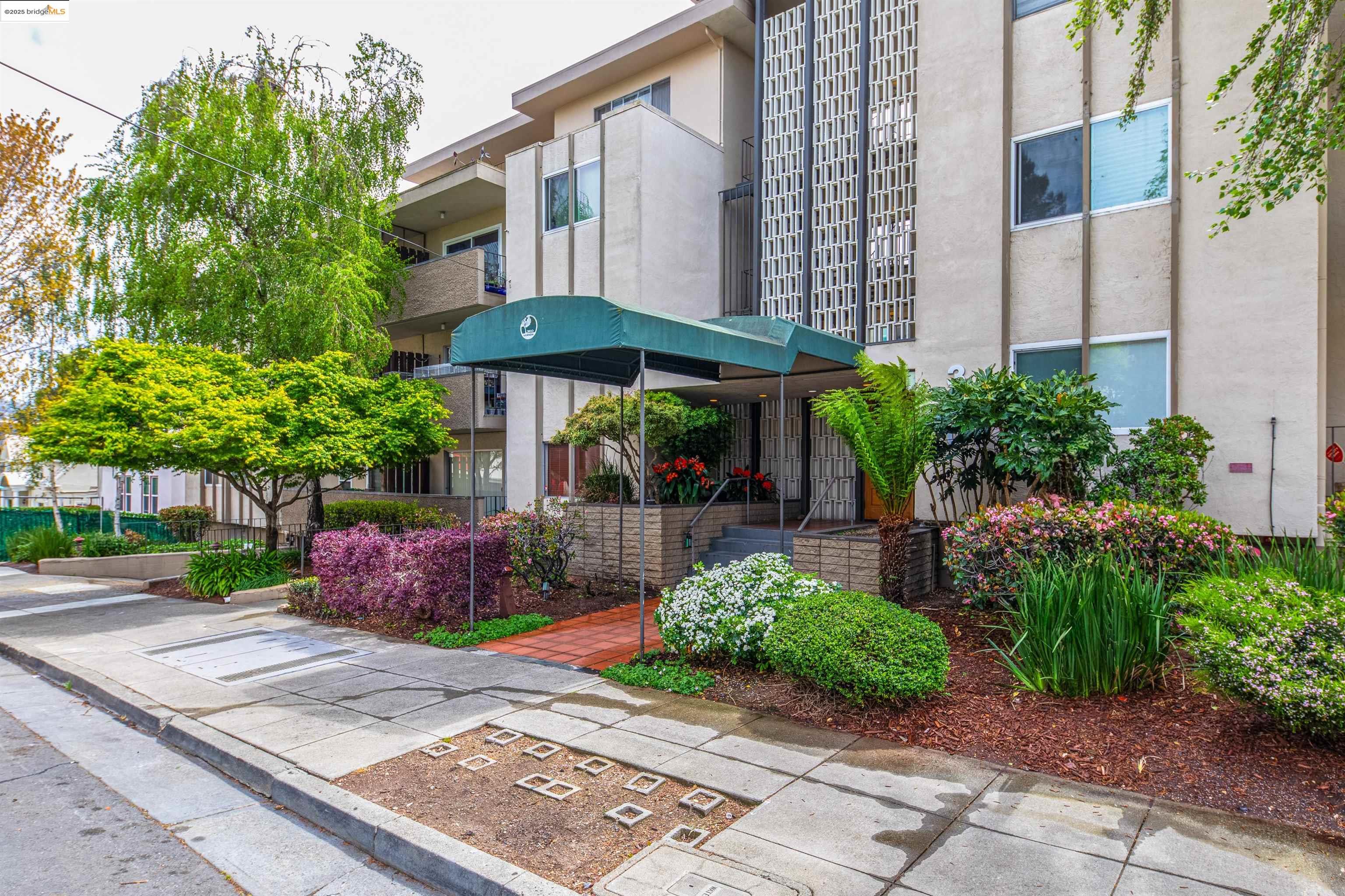 360 Vernon St Apt 209, Oakland, California 94610, 2 Bedrooms Bedrooms, 4 Rooms Rooms,1 BathroomBathrooms,Residential,For Sale,360 Vernon St Apt 209,41094107