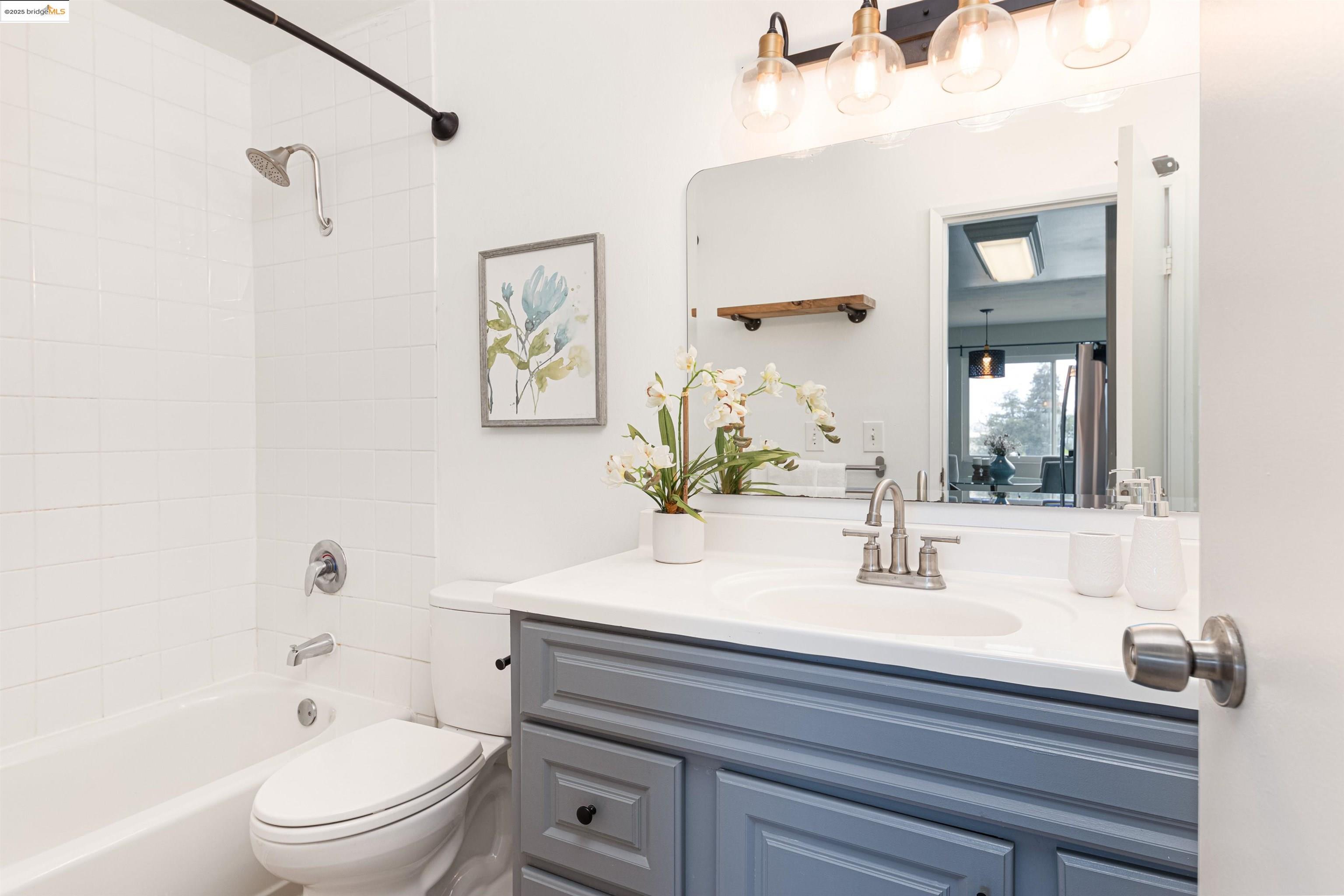 360 Vernon St Apt 209, Oakland, California 94610, 2 Bedrooms Bedrooms, 4 Rooms Rooms,1 BathroomBathrooms,Residential,For Sale,360 Vernon St Apt 209,41094107