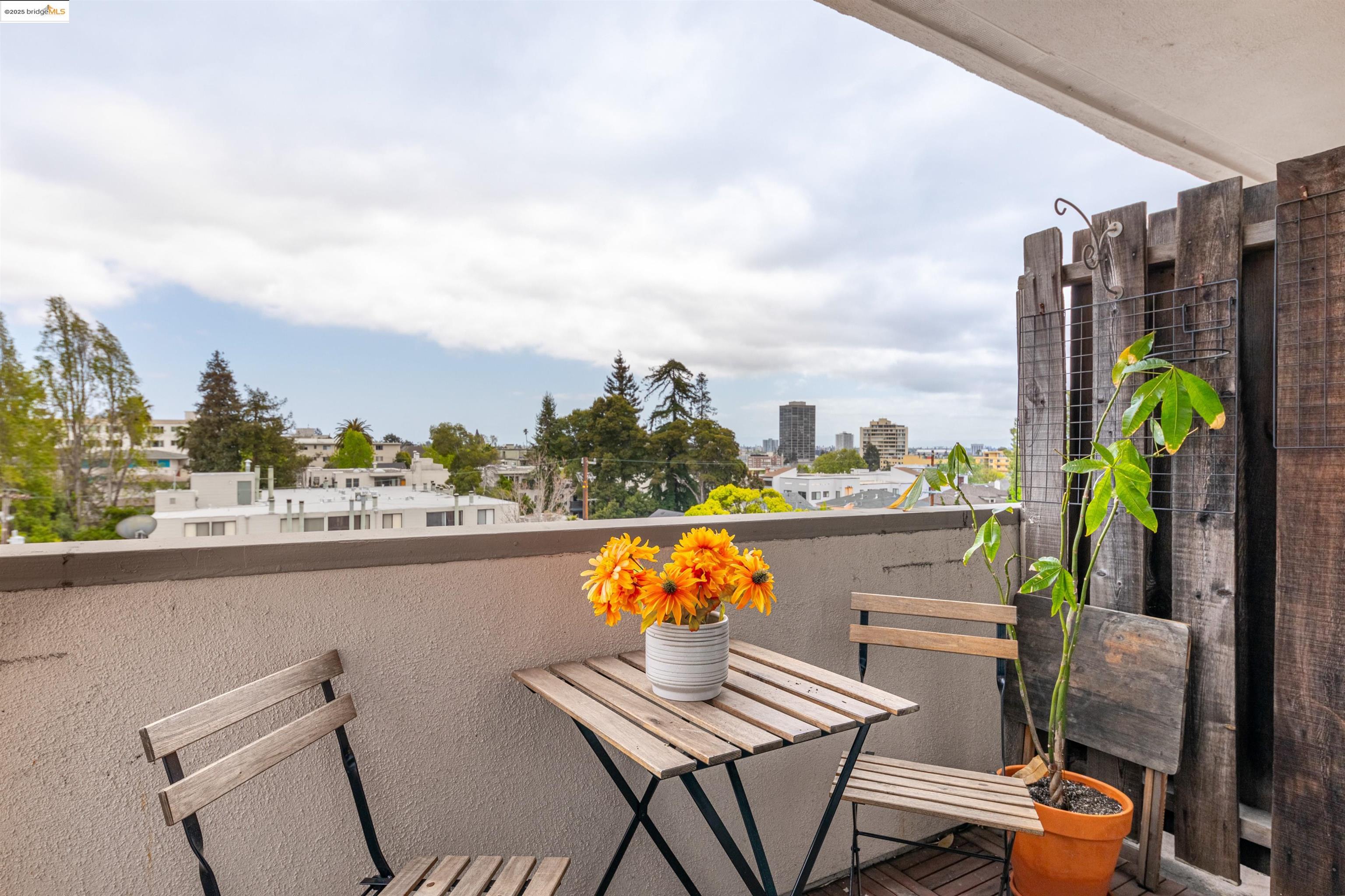 360 Vernon St Apt 209, Oakland, California 94610, 2 Bedrooms Bedrooms, 4 Rooms Rooms,1 BathroomBathrooms,Residential,For Sale,360 Vernon St Apt 209,41094107
