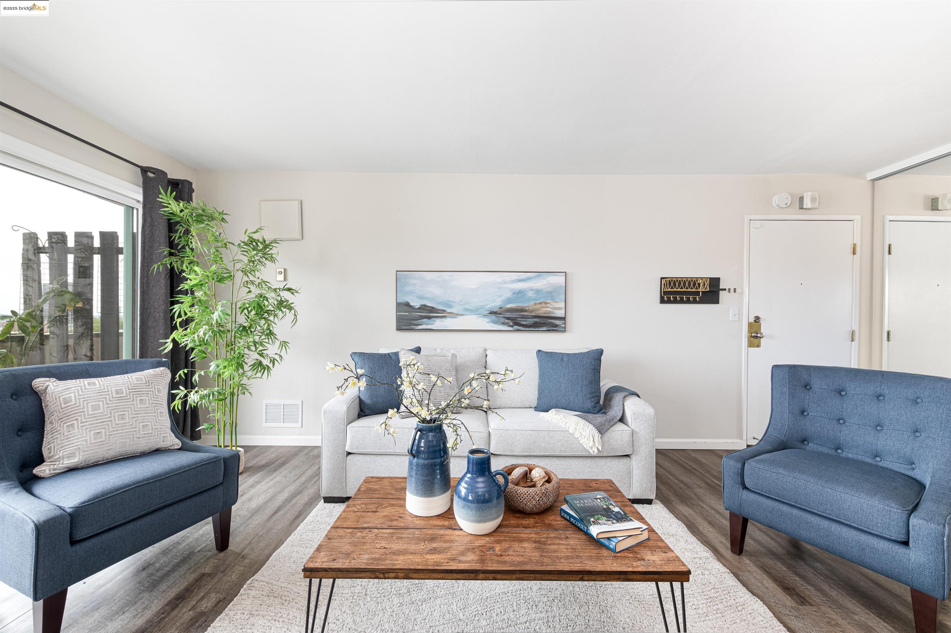 360 Vernon St Apt 209, Oakland, California 94610, 2 Bedrooms Bedrooms, 4 Rooms Rooms,1 BathroomBathrooms,Residential,For Sale,360 Vernon St Apt 209,41094107