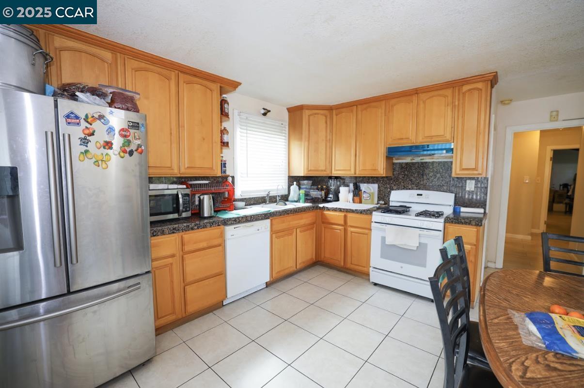 Detail Gallery Image 4 of 27 For 216 Suisun Ave, Rodeo,  CA 94572 - 4 Beds | 2 Baths