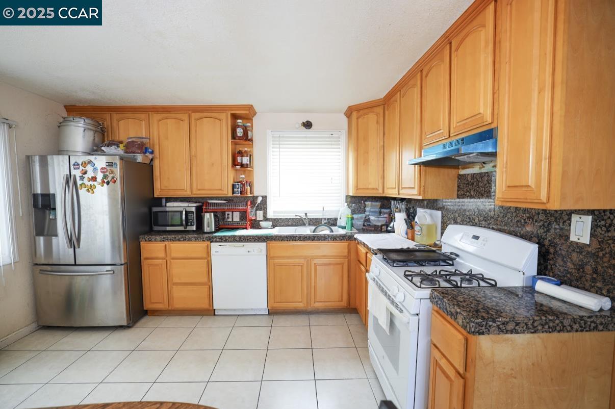 Detail Gallery Image 5 of 27 For 216 Suisun Ave, Rodeo,  CA 94572 - 4 Beds | 2 Baths