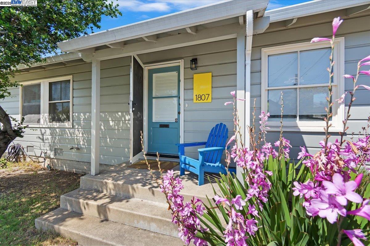 Detail Gallery Image 1 of 1 For 1807 Third, Alameda,  CA 94501 - 2 Beds | 1 Baths