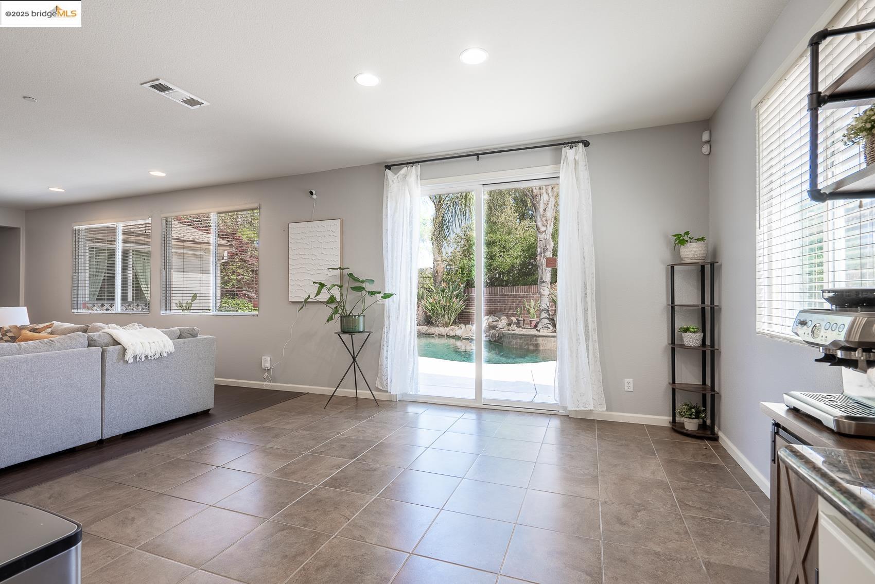 Detail Gallery Image 14 of 60 For 719 Monte Verde Ln, Brentwood,  CA 94513 - 5 Beds | 2/1 Baths