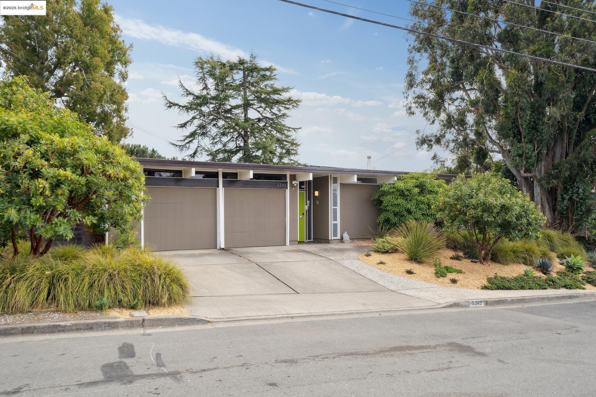 Detail Gallery Image 2 of 60 For 5345 Crown Ct, Castro Valley,  CA 94552 - 4 Beds | 2 Baths