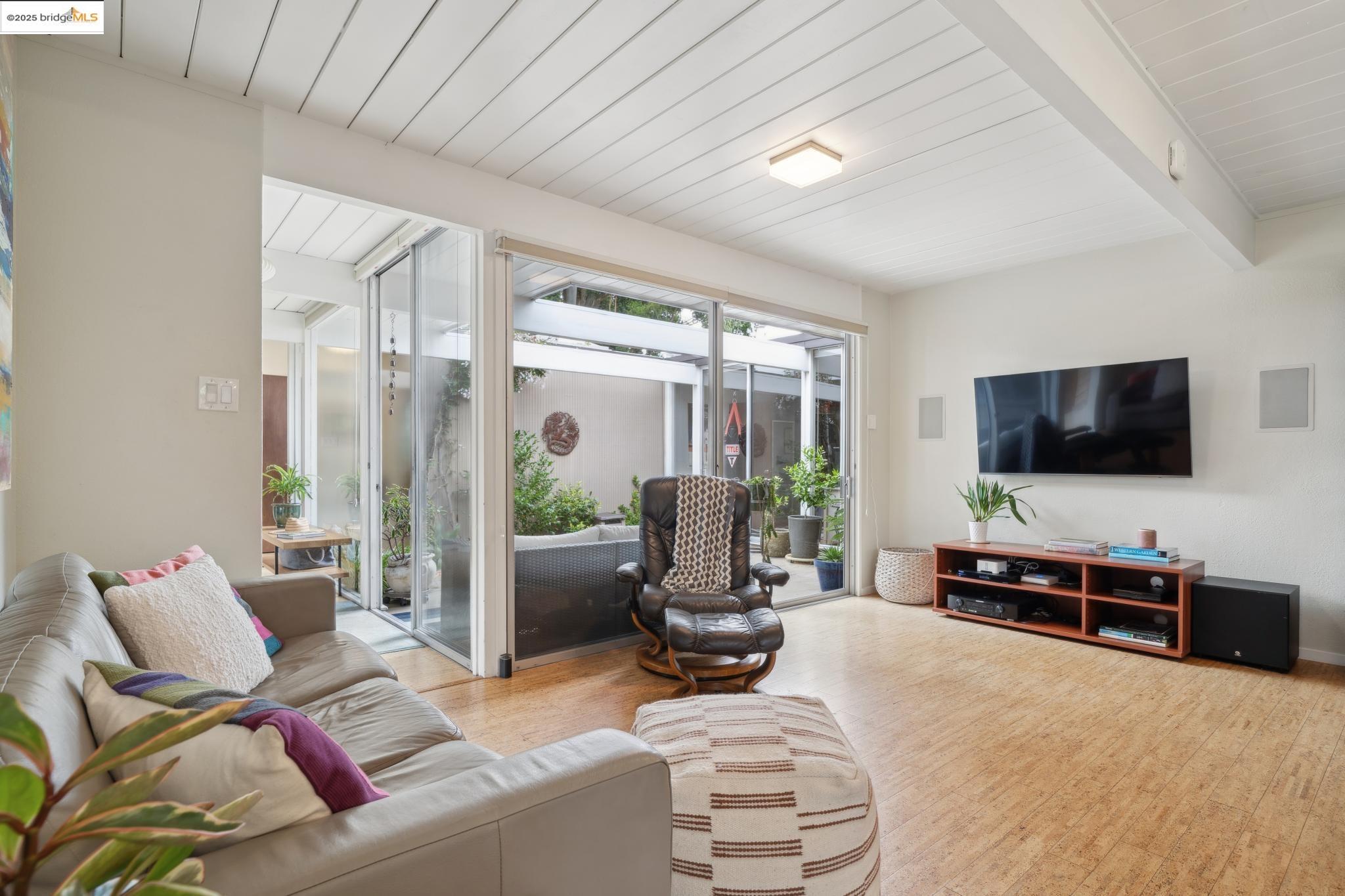 Detail Gallery Image 13 of 60 For 5345 Crown Ct, Castro Valley,  CA 94552 - 4 Beds | 2 Baths