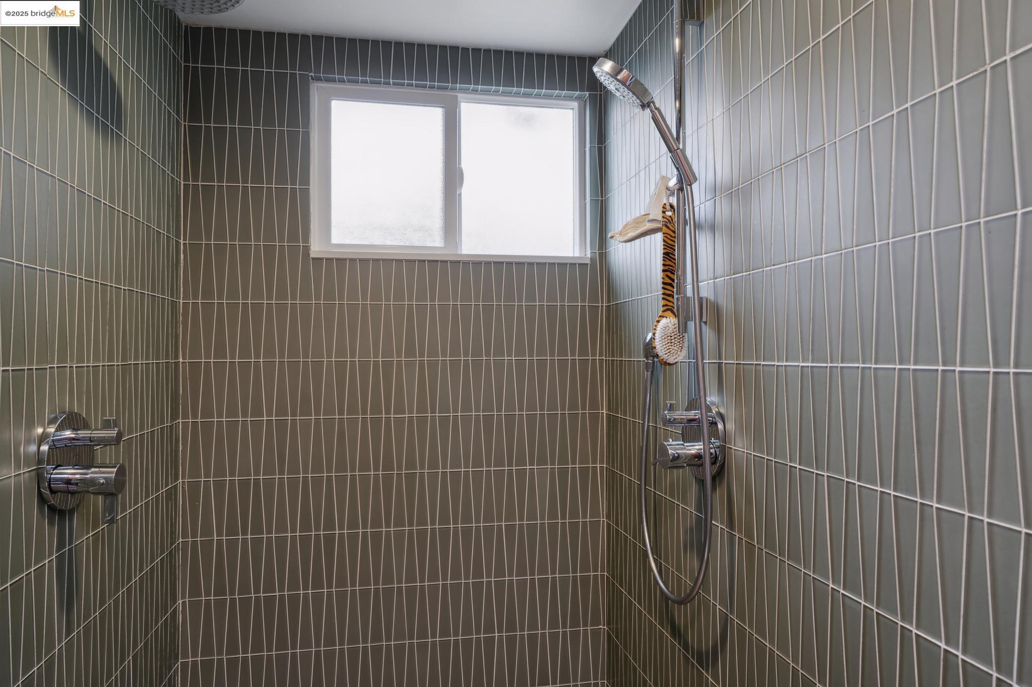 Detail Gallery Image 23 of 60 For 5345 Crown Ct, Castro Valley,  CA 94552 - 4 Beds | 2 Baths