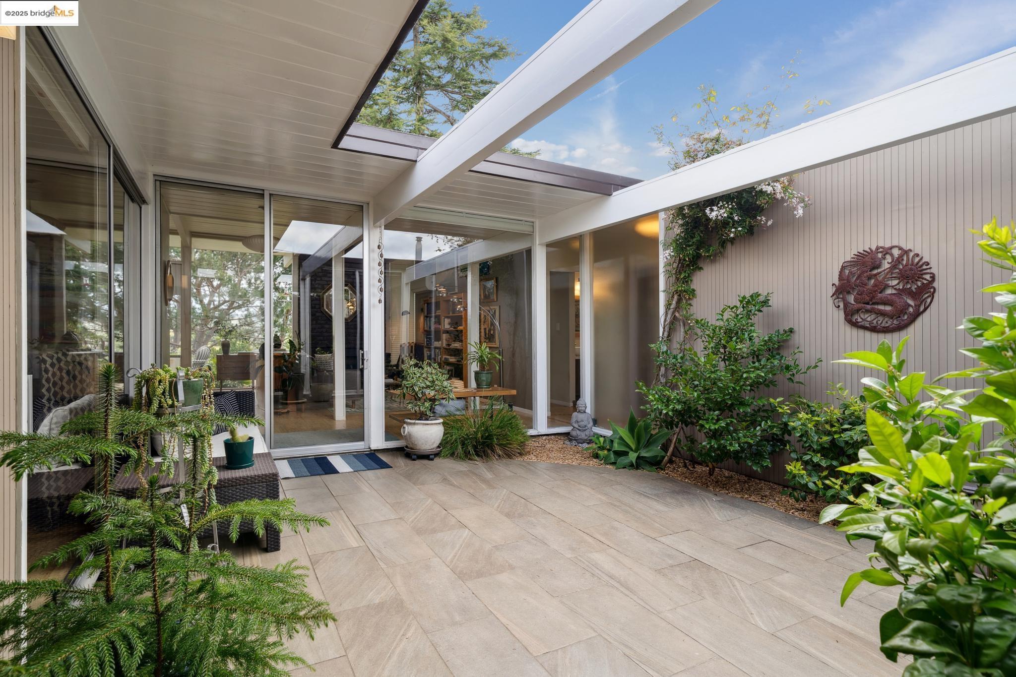 Detail Gallery Image 5 of 60 For 5345 Crown Ct, Castro Valley,  CA 94552 - 4 Beds | 2 Baths