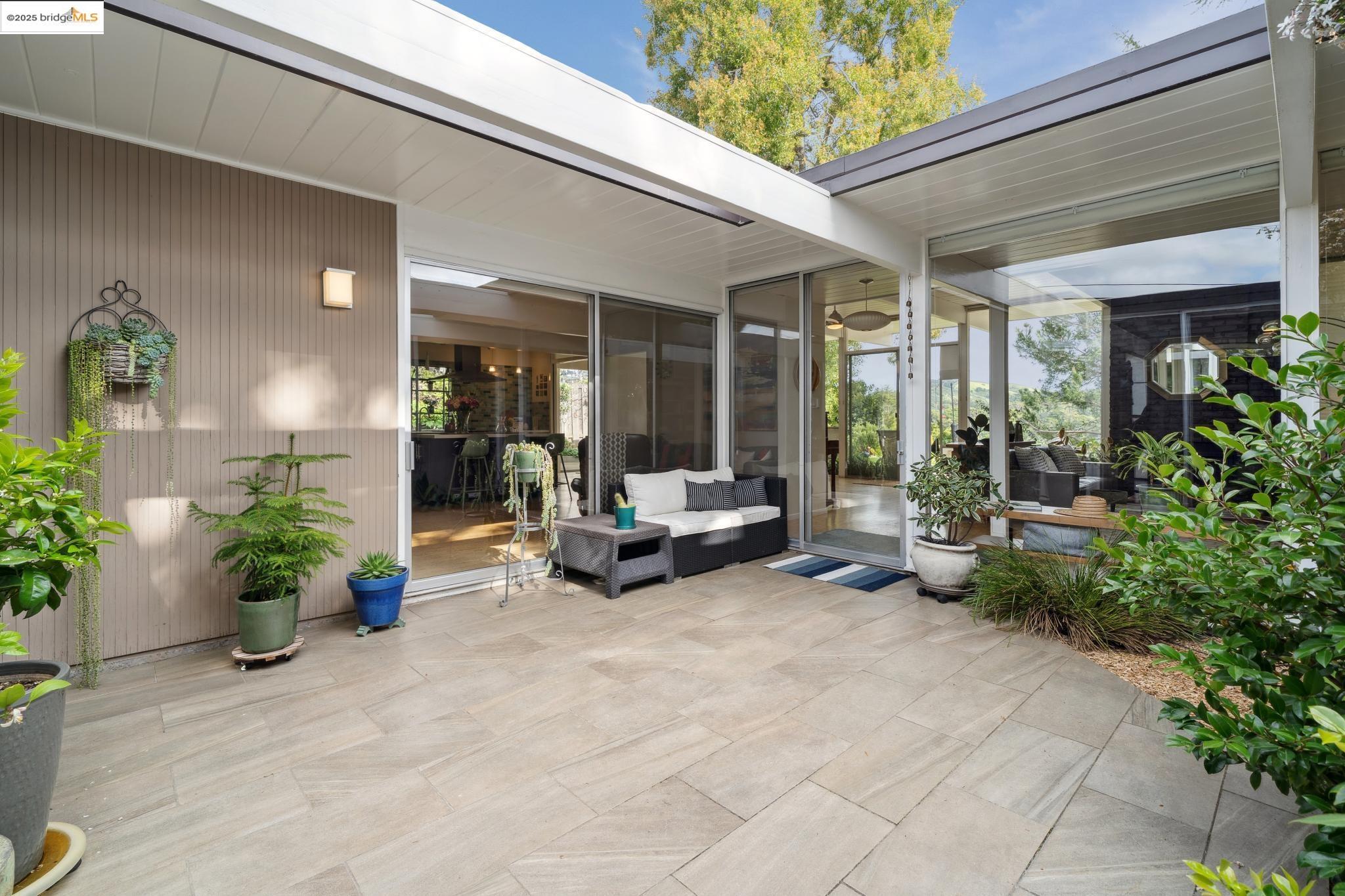 Detail Gallery Image 6 of 60 For 5345 Crown Ct, Castro Valley,  CA 94552 - 4 Beds | 2 Baths
