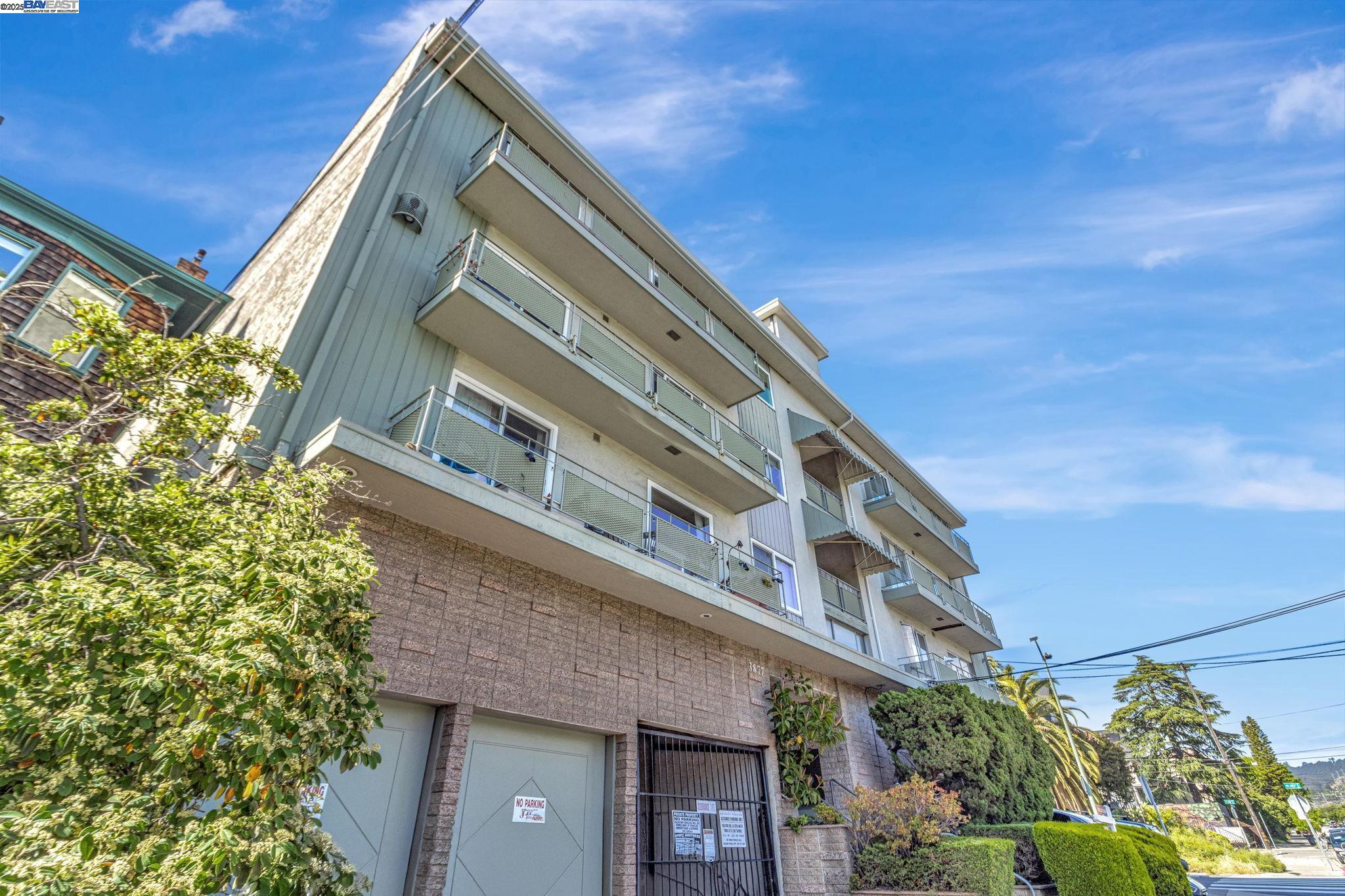 Detail Gallery Image 1 of 17 For 3877 Howe St #106,  Oakland,  CA 94611 - 2 Beds | 1 Baths