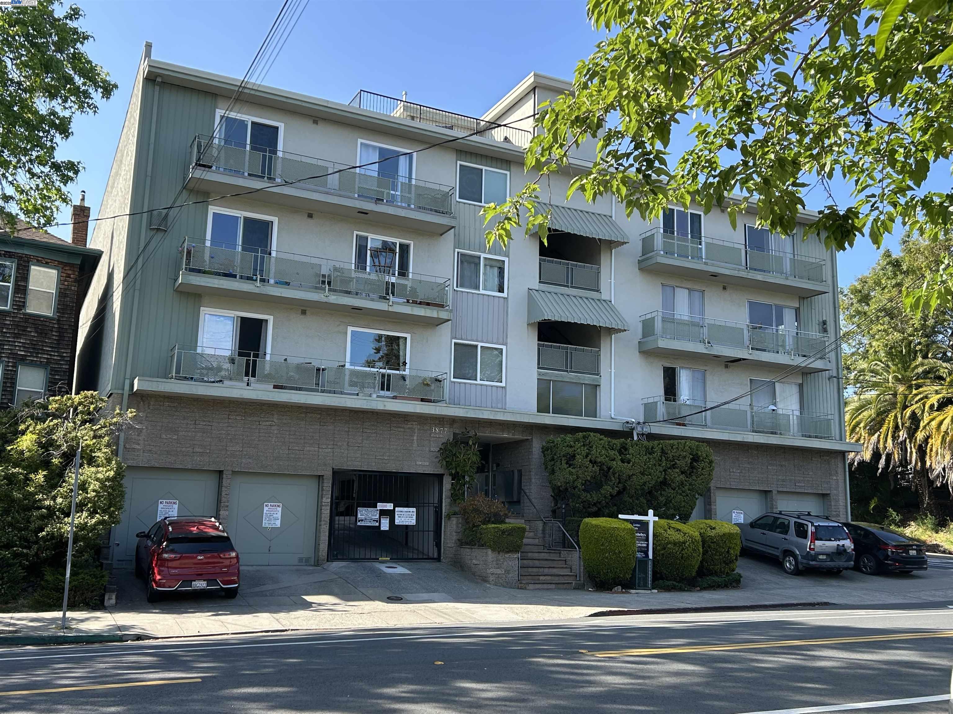 Detail Gallery Image 2 of 17 For 3877 Howe St #106,  Oakland,  CA 94611 - 2 Beds | 1 Baths