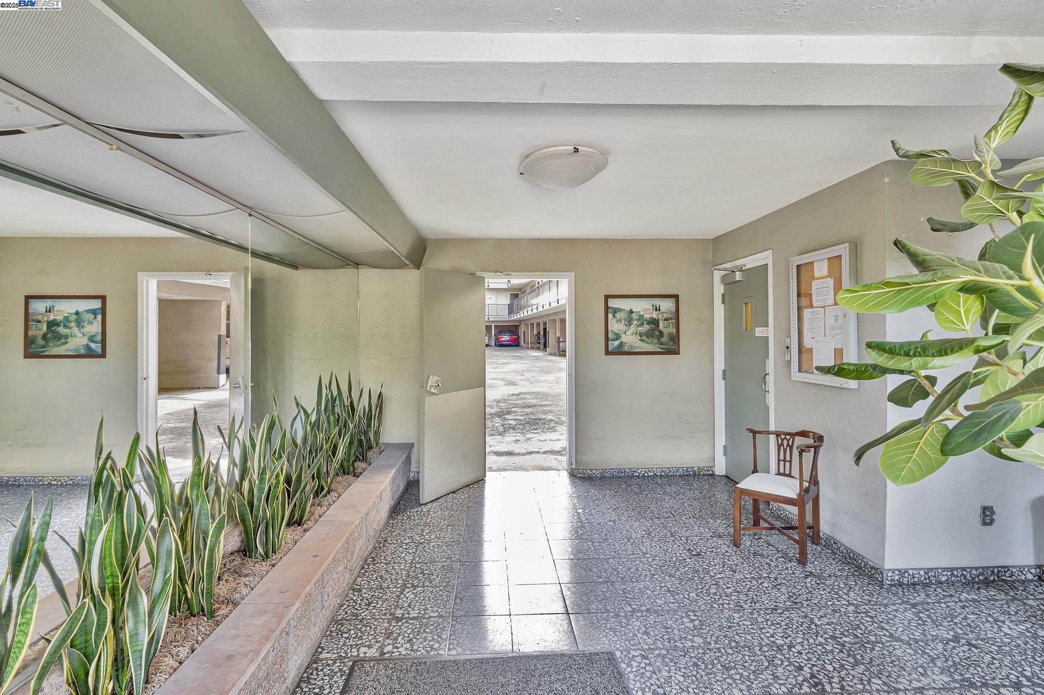 Detail Gallery Image 15 of 17 For 3877 Howe St #106,  Oakland,  CA 94611 - 2 Beds | 1 Baths