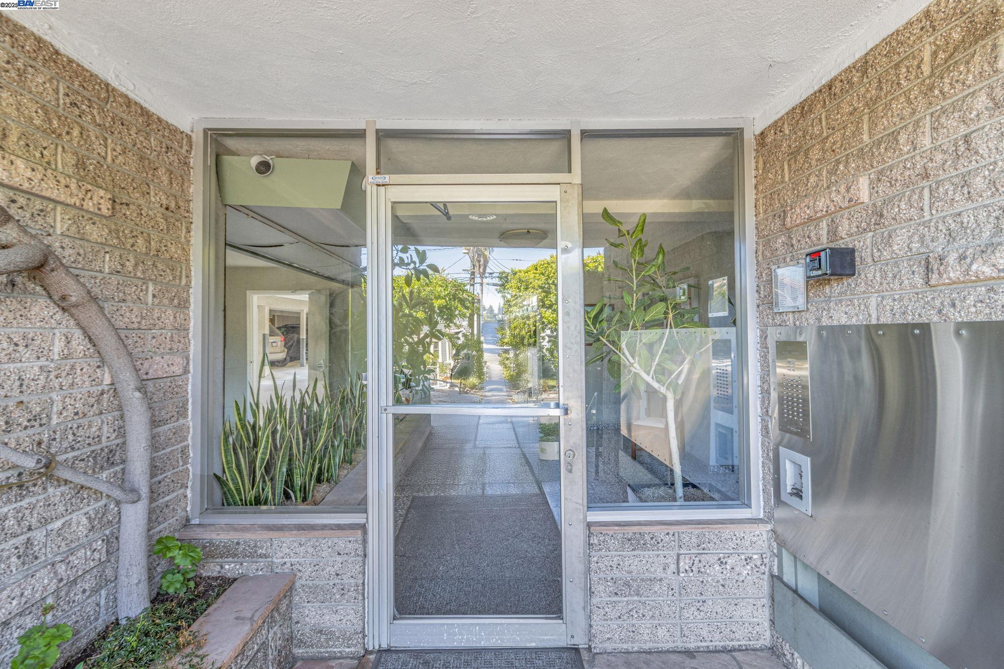 Detail Gallery Image 3 of 17 For 3877 Howe St #106,  Oakland,  CA 94611 - 2 Beds | 1 Baths