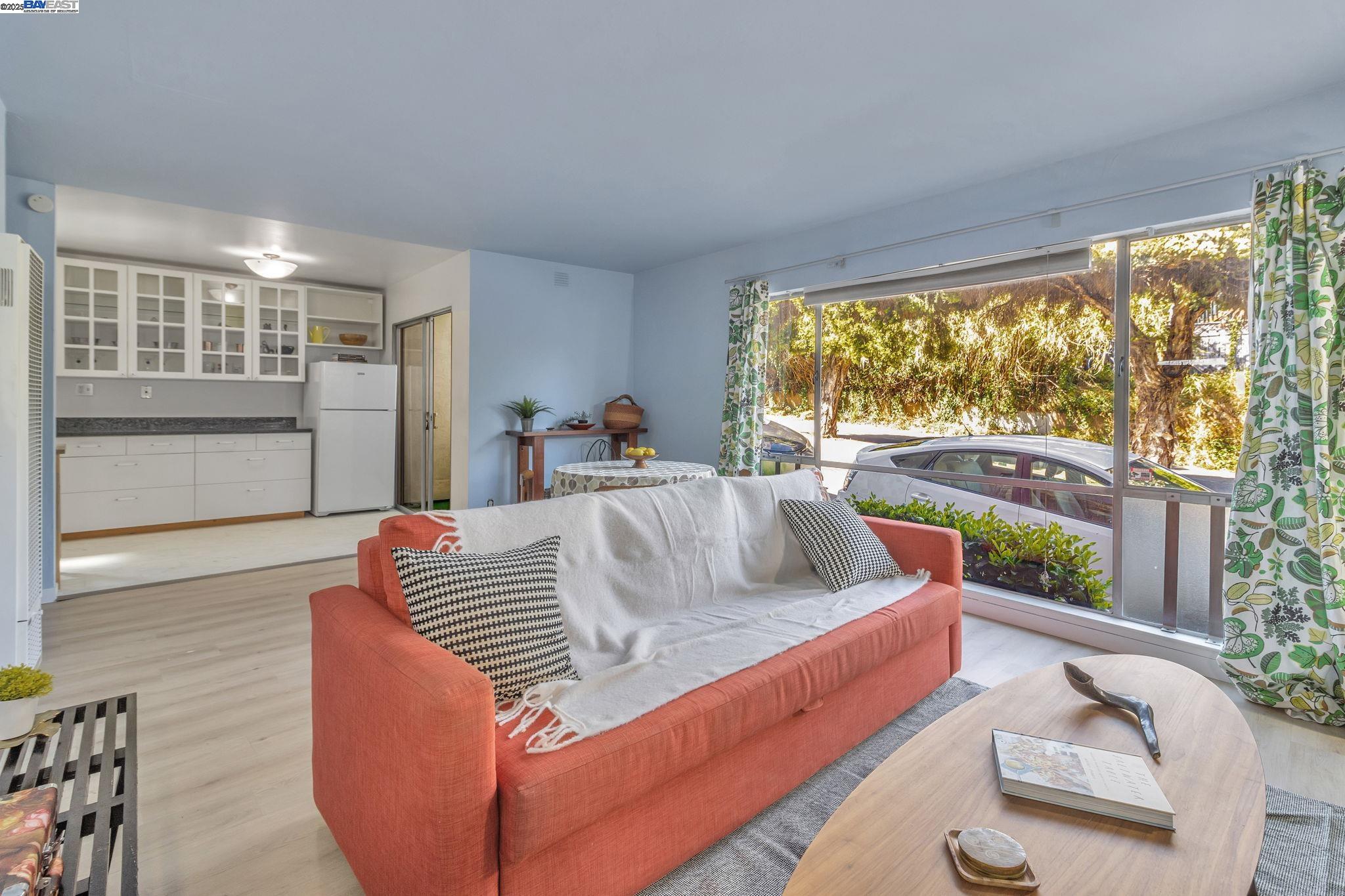 Detail Gallery Image 4 of 17 For 3877 Howe St #106,  Oakland,  CA 94611 - 2 Beds | 1 Baths