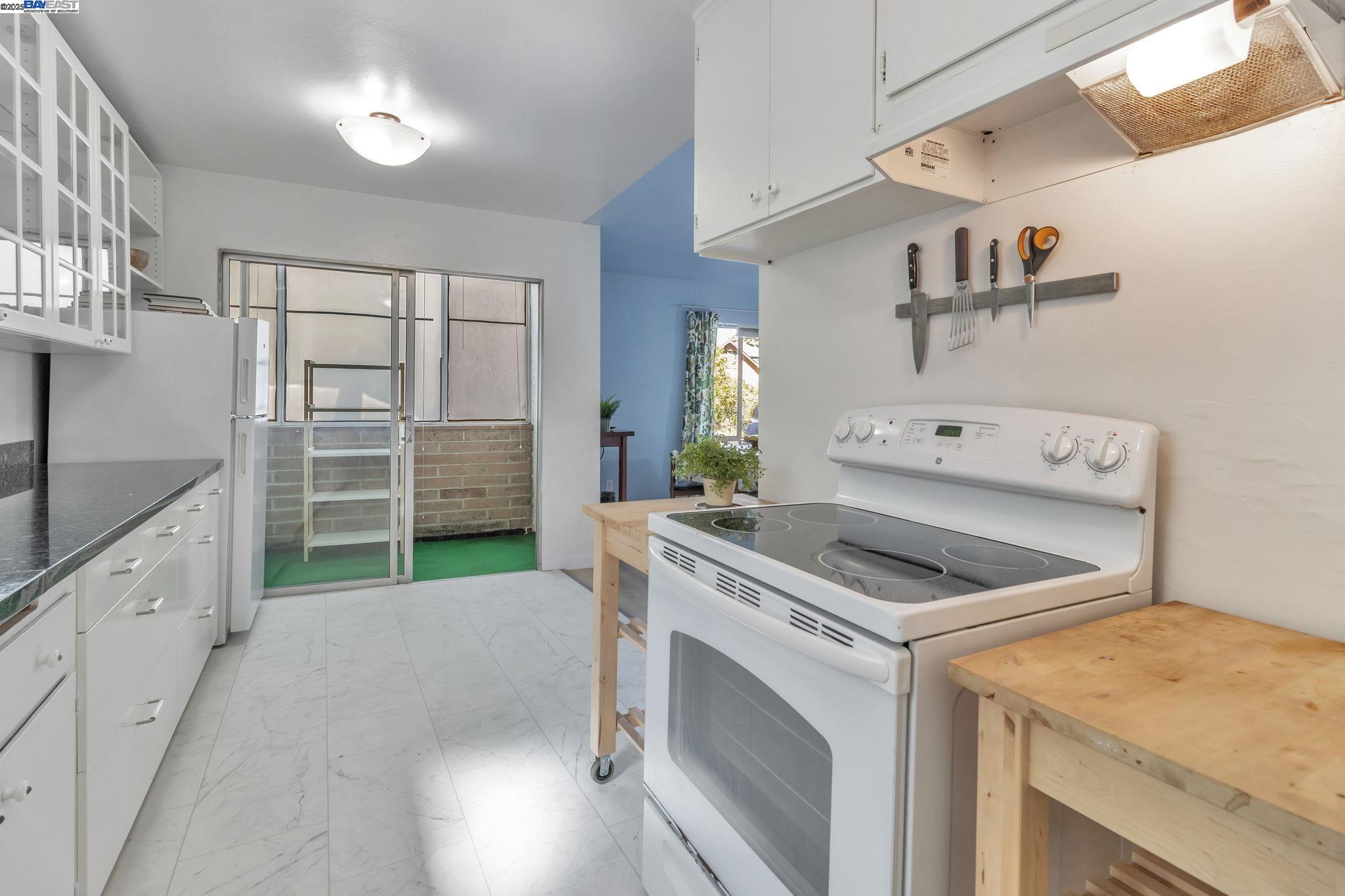 Detail Gallery Image 6 of 17 For 3877 Howe St #106,  Oakland,  CA 94611 - 2 Beds | 1 Baths