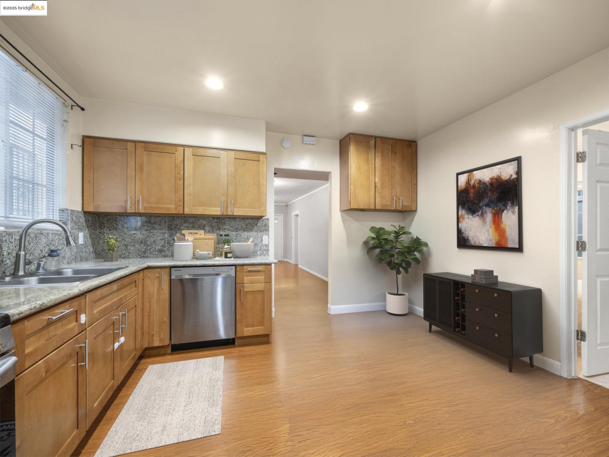 Detail Gallery Image 13 of 35 For 340 Foothill Blvd, Oakland,  CA 94606 - 3 Beds | 1 Baths