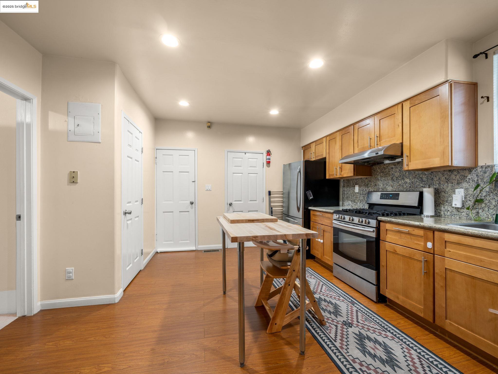 Detail Gallery Image 14 of 35 For 340 Foothill Blvd, Oakland,  CA 94606 - 3 Beds | 1 Baths