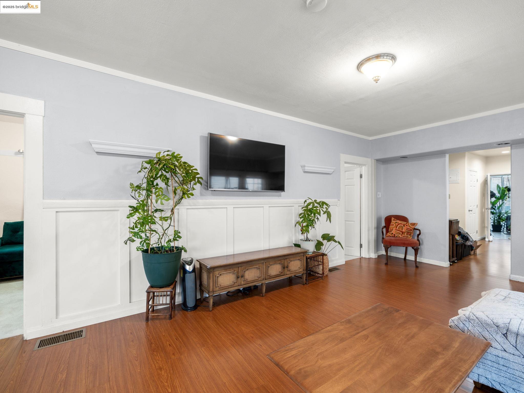 Detail Gallery Image 6 of 35 For 340 Foothill Blvd, Oakland,  CA 94606 - 3 Beds | 1 Baths