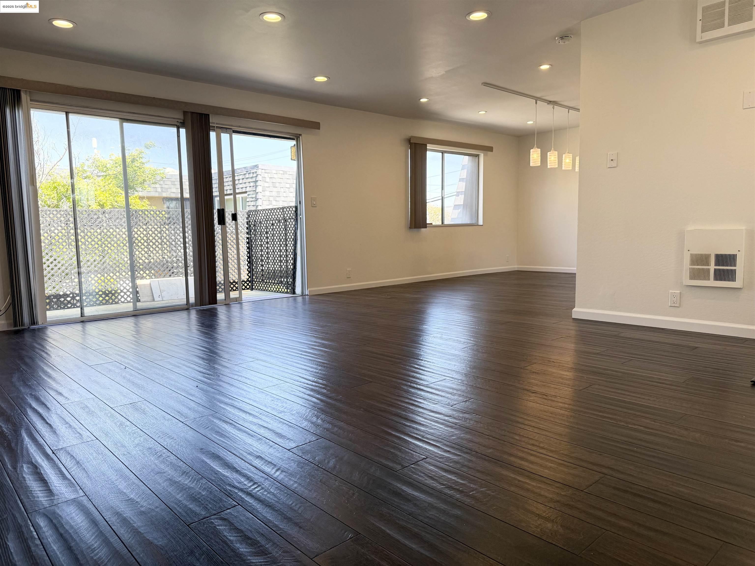 Detail Gallery Image 5 of 21 For 14075 Doolittle Drive, San Leandro,  CA 94577 - 2 Beds | 2 Baths