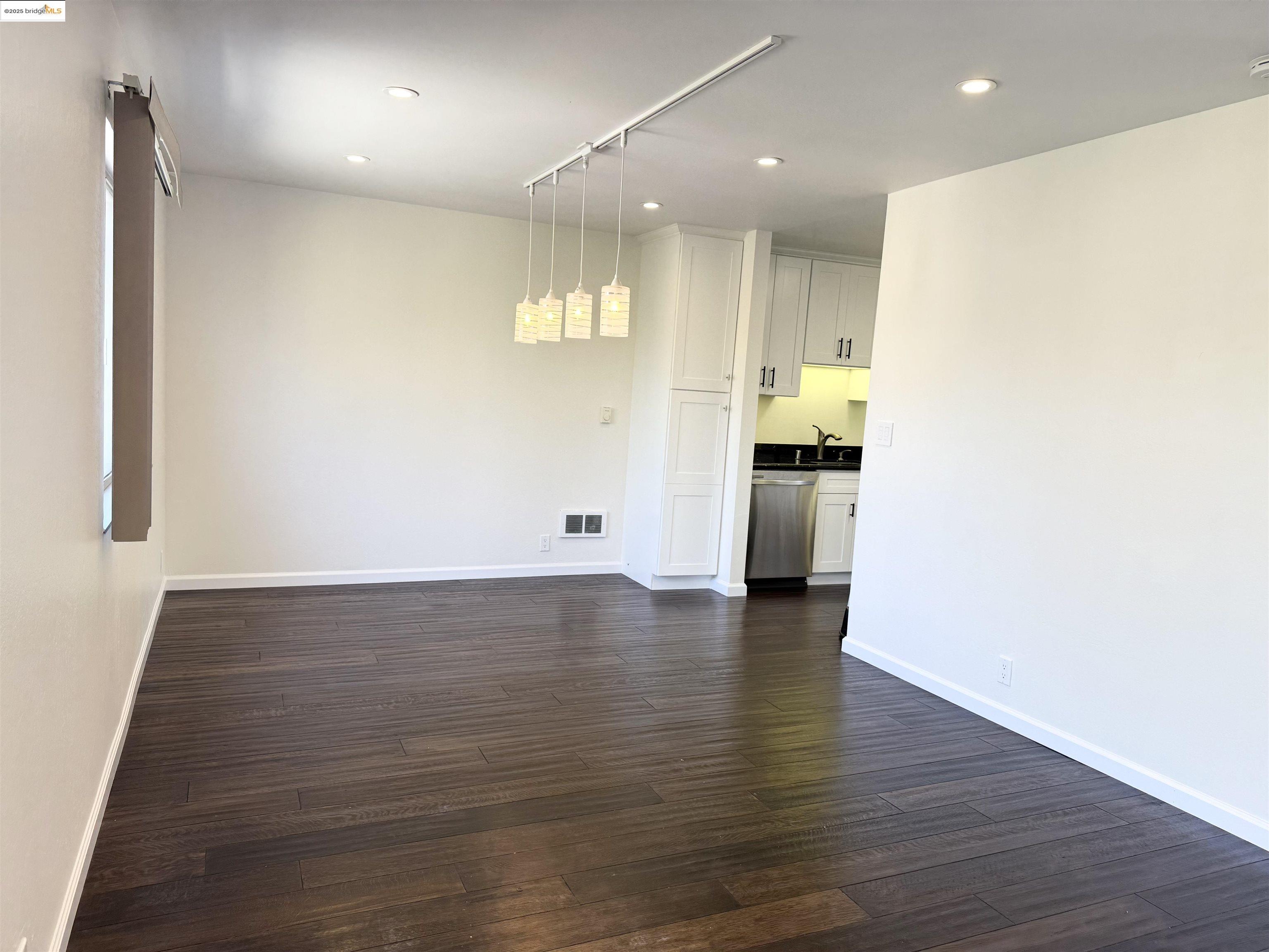 Detail Gallery Image 7 of 21 For 14075 Doolittle Drive, San Leandro,  CA 94577 - 2 Beds | 2 Baths
