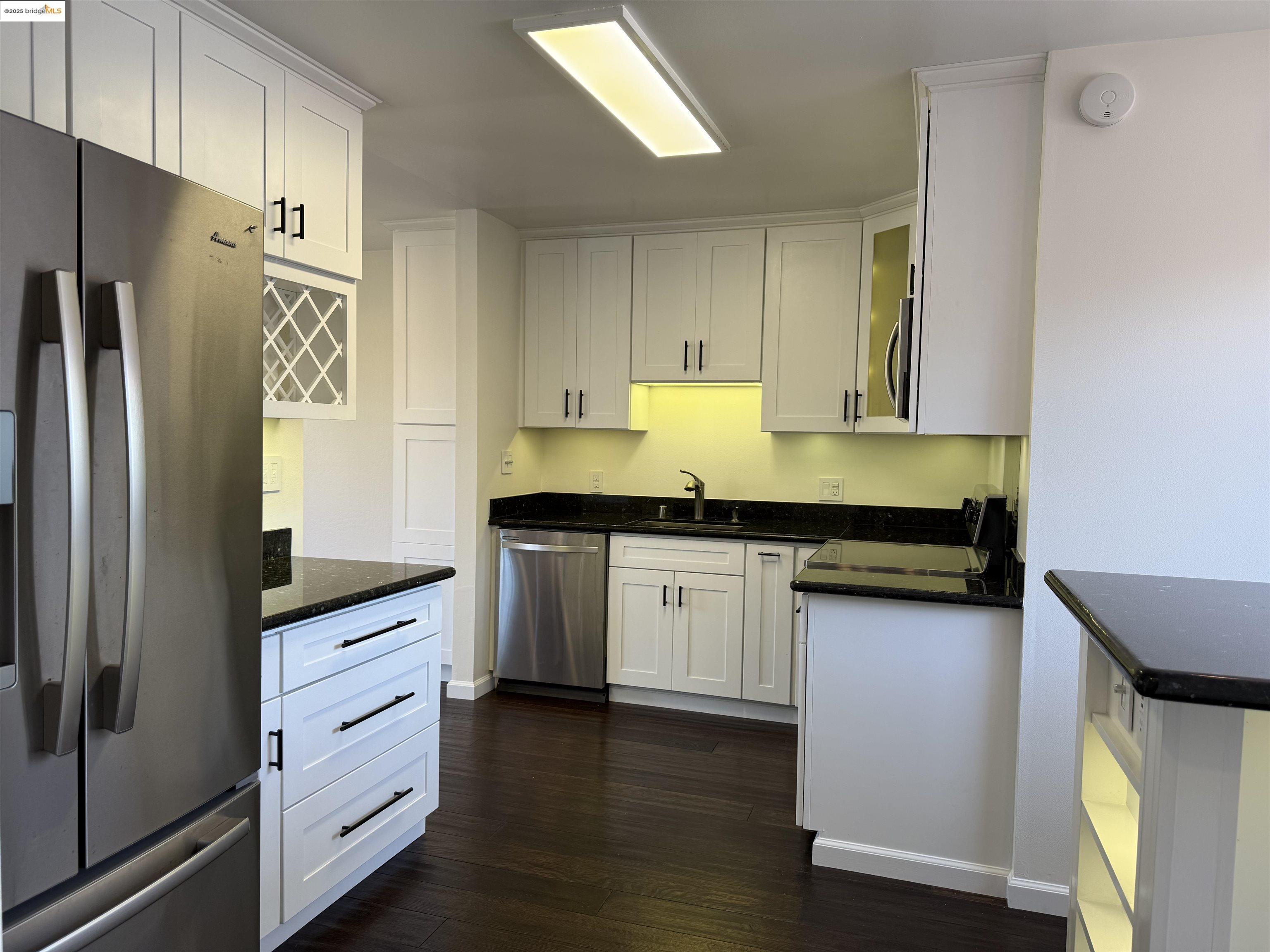 Detail Gallery Image 9 of 21 For 14075 Doolittle Drive, San Leandro,  CA 94577 - 2 Beds | 2 Baths