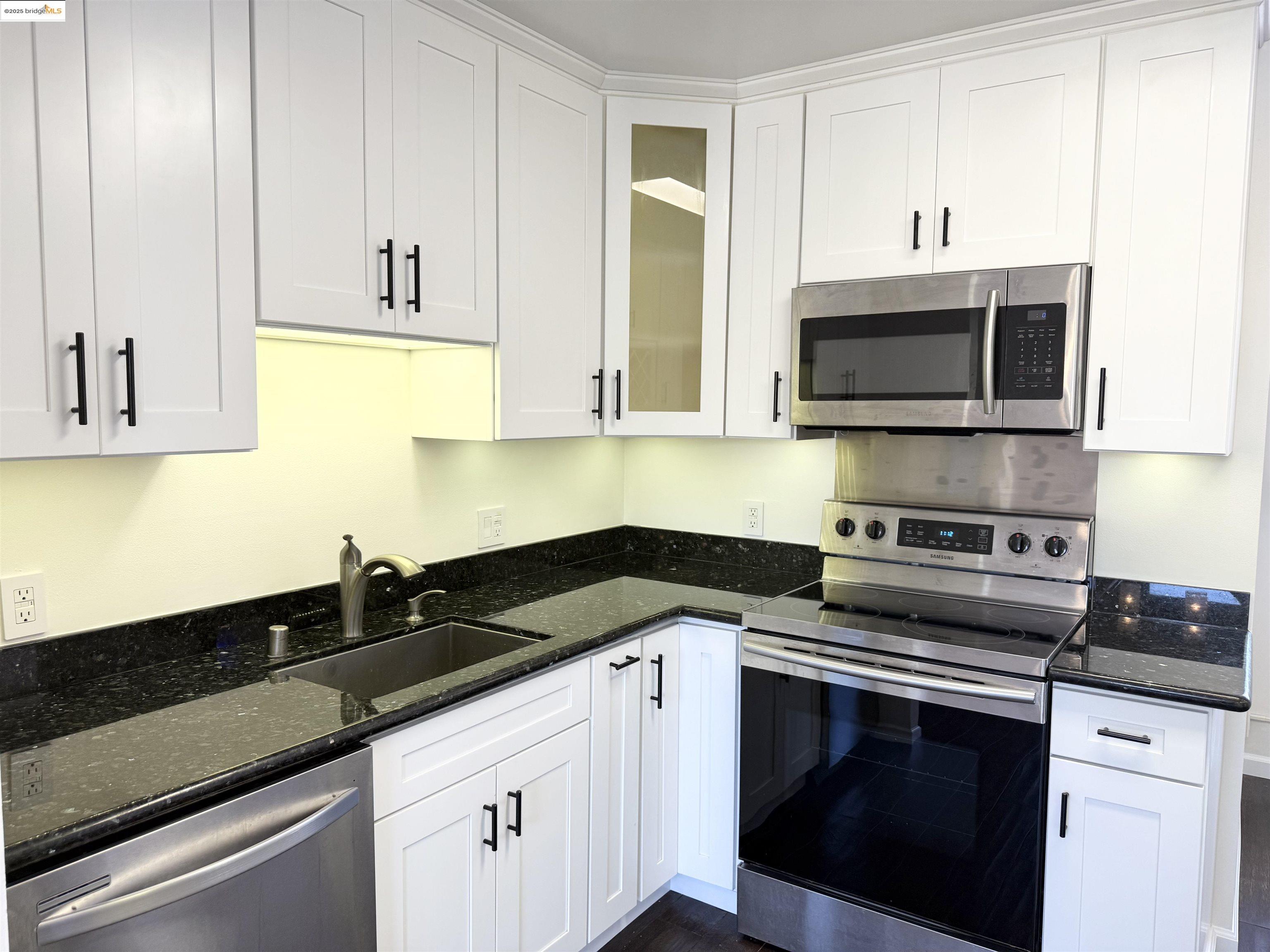 Detail Gallery Image 10 of 21 For 14075 Doolittle Drive, San Leandro,  CA 94577 - 2 Beds | 2 Baths