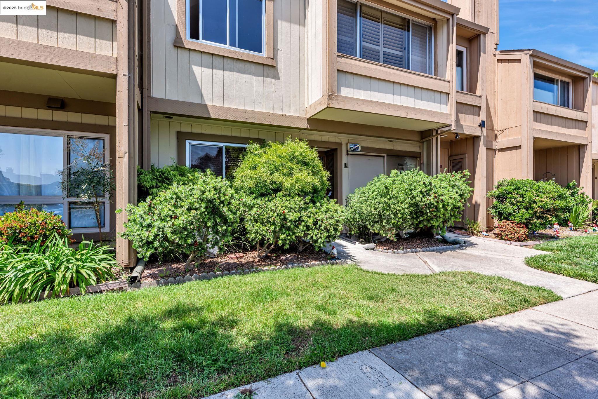 Detail Gallery Image 2 of 36 For 1160 Marianas Ln, Alameda,  CA 94502 - 3 Beds | 2/1 Baths