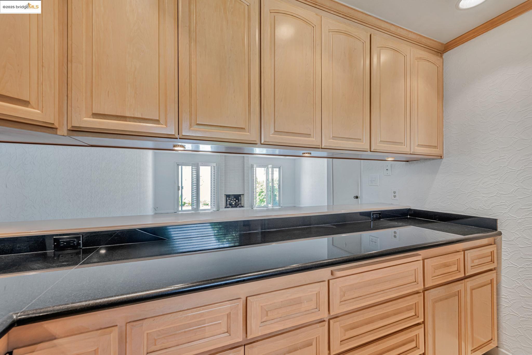 Detail Gallery Image 8 of 36 For 1160 Marianas Ln, Alameda,  CA 94502 - 3 Beds | 2/1 Baths