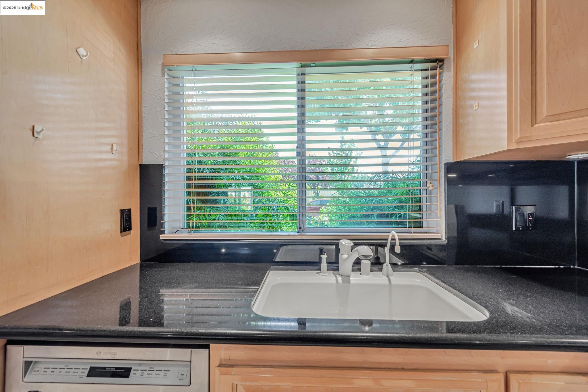 Detail Gallery Image 9 of 36 For 1160 Marianas Ln, Alameda,  CA 94502 - 3 Beds | 2/1 Baths