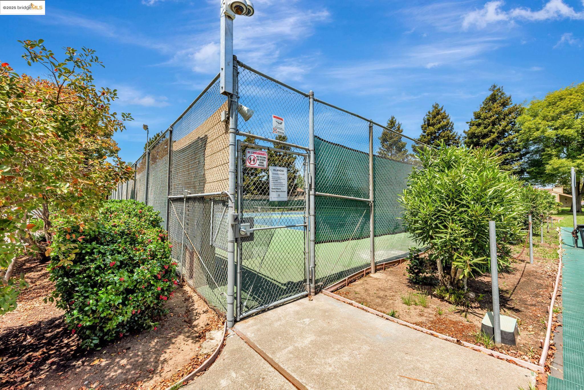 Detail Gallery Image 34 of 36 For 1160 Marianas Ln, Alameda,  CA 94502 - 3 Beds | 2/1 Baths
