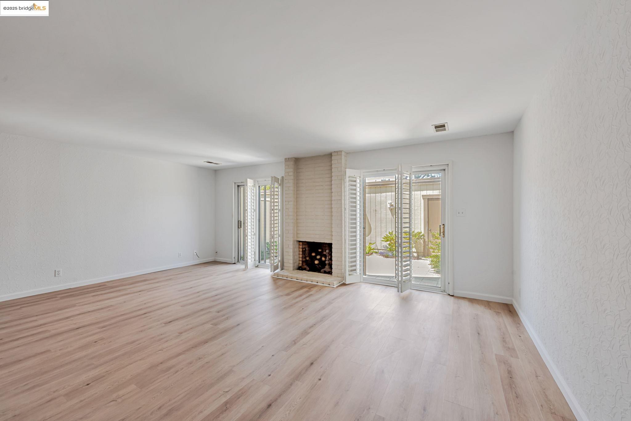 Detail Gallery Image 3 of 36 For 1160 Marianas Ln, Alameda,  CA 94502 - 3 Beds | 2/1 Baths