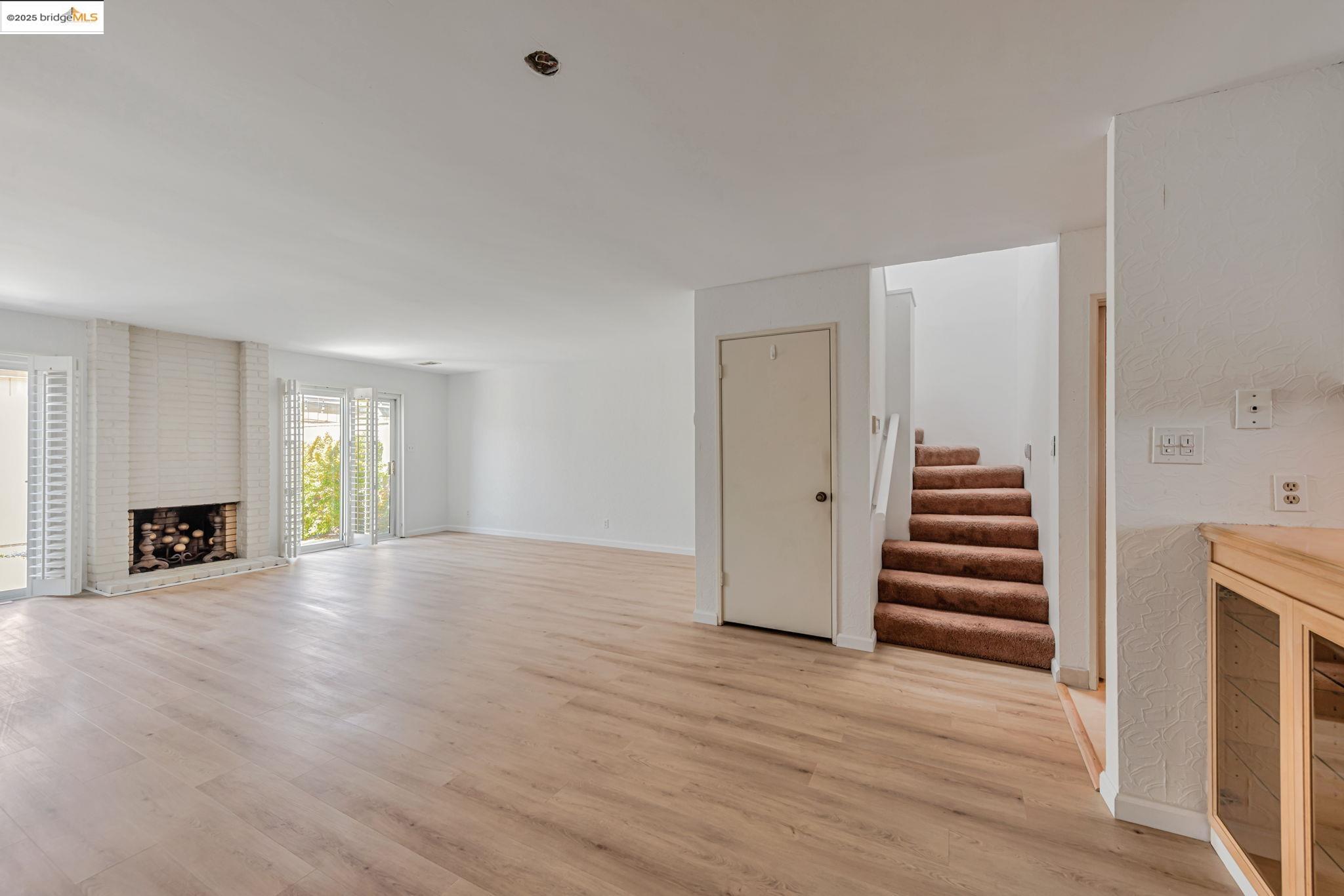Detail Gallery Image 4 of 36 For 1160 Marianas Ln, Alameda,  CA 94502 - 3 Beds | 2/1 Baths