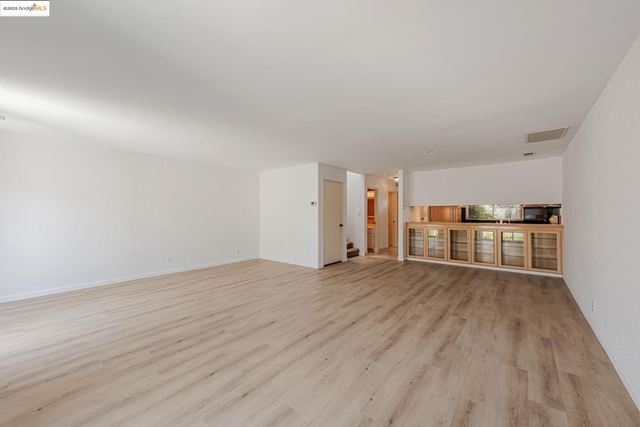 Detail Gallery Image 5 of 36 For 1160 Marianas Ln, Alameda,  CA 94502 - 3 Beds | 2/1 Baths