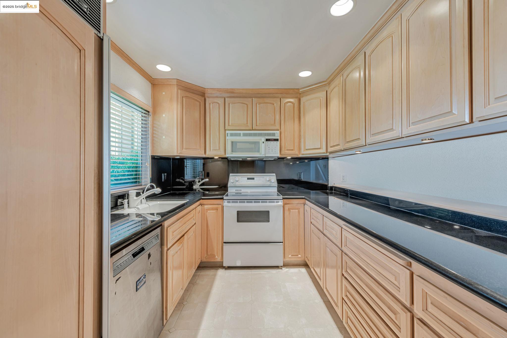 Detail Gallery Image 6 of 36 For 1160 Marianas Ln, Alameda,  CA 94502 - 3 Beds | 2/1 Baths