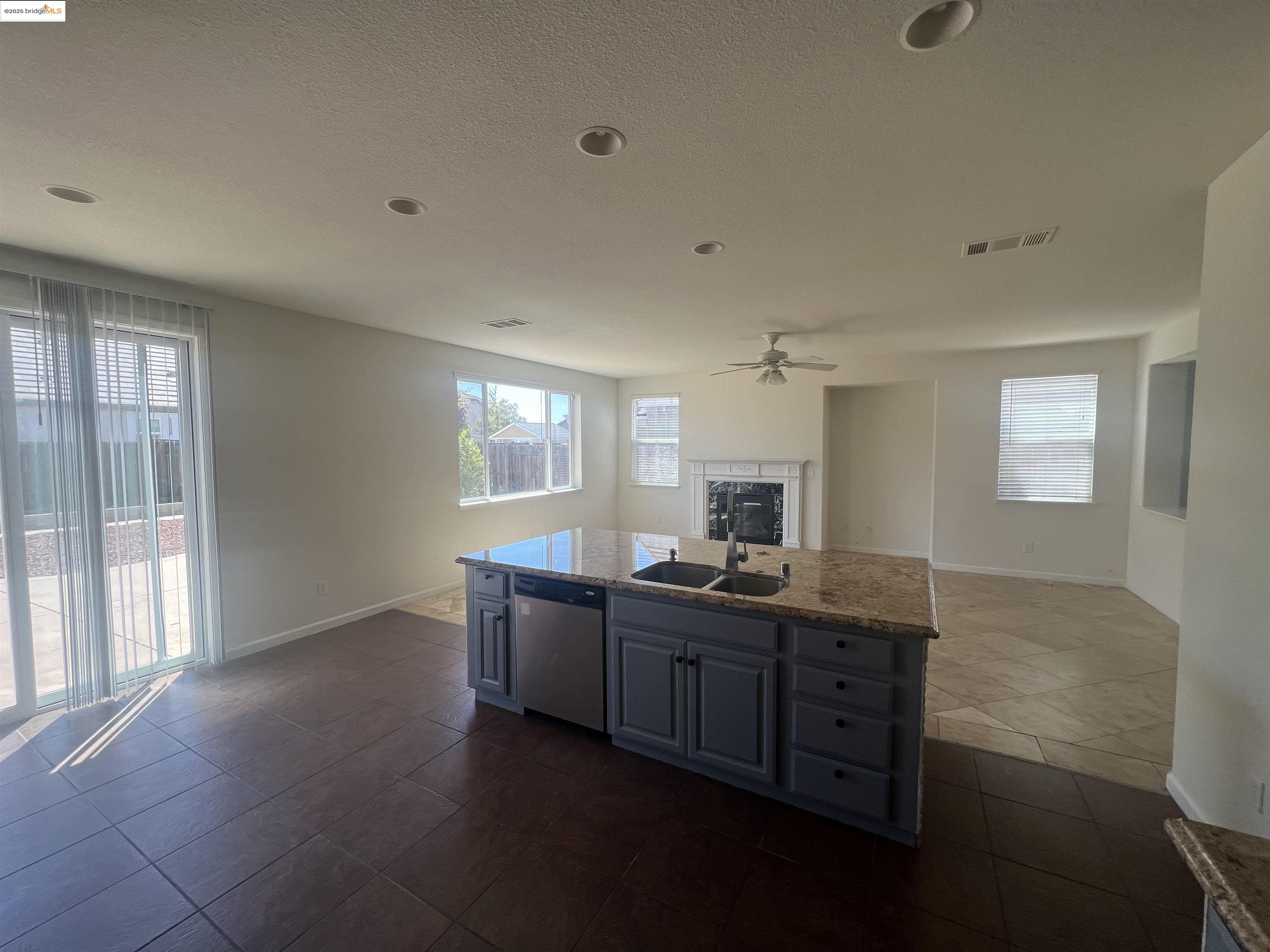 Detail Gallery Image 2 of 15 For 74 Vella Cir, Oakley,  CA 94561 - 4 Beds | 3/1 Baths
