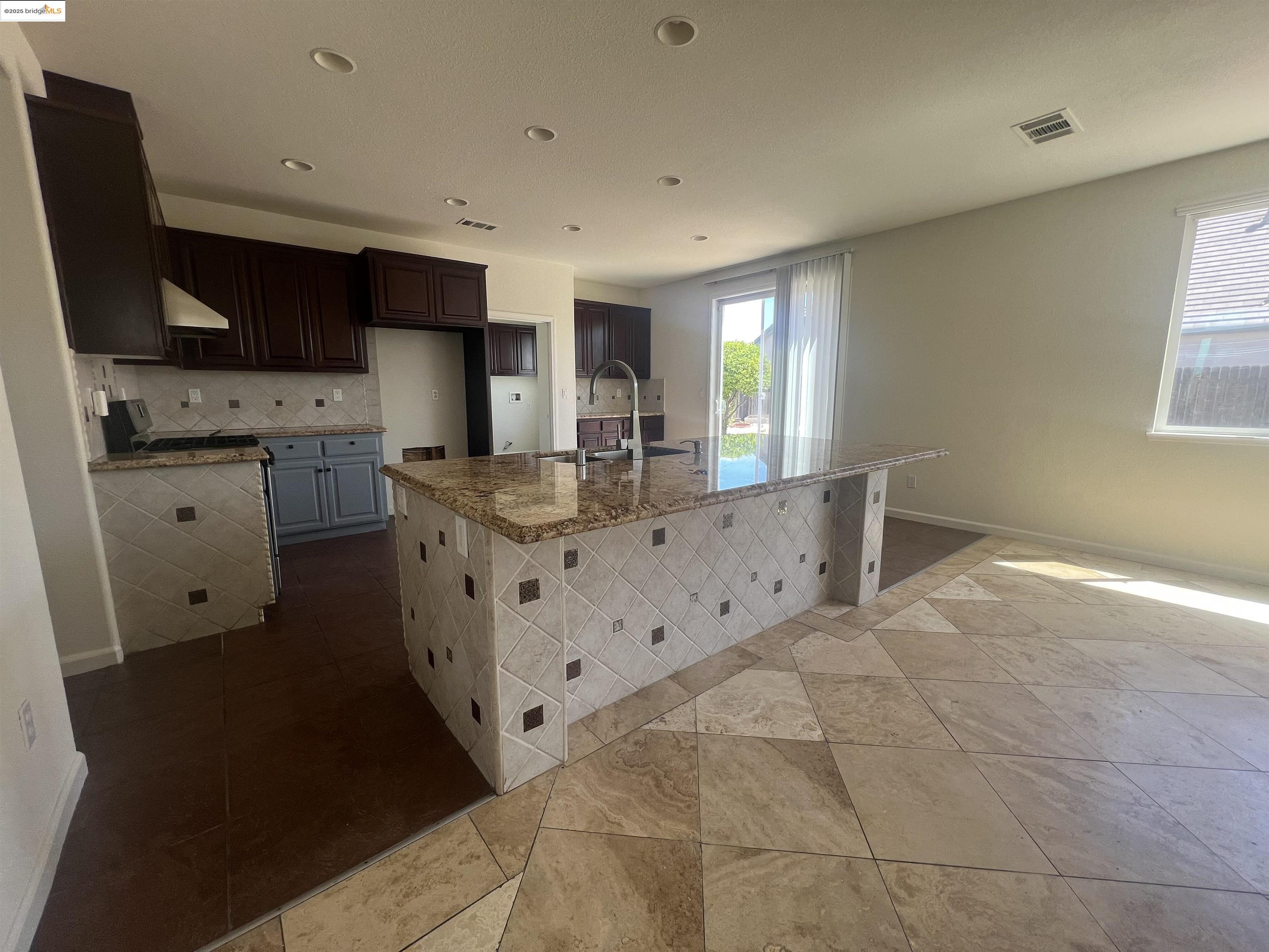 Detail Gallery Image 3 of 15 For 74 Vella Cir, Oakley,  CA 94561 - 4 Beds | 3/1 Baths