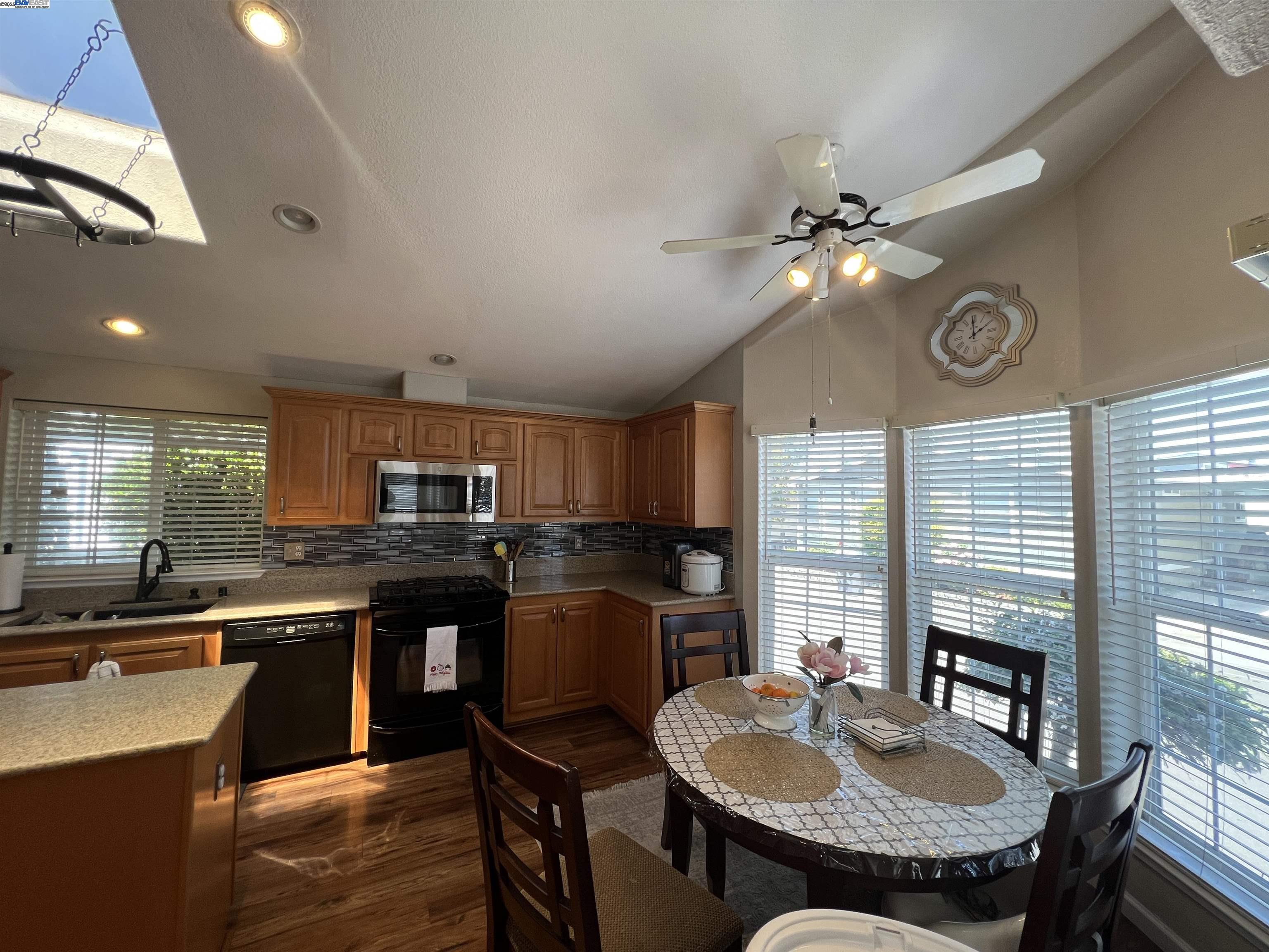 Detail Gallery Image 10 of 32 For 1225 Vienna Dr #103,  Sunnyvale,  CA 94089 - 3 Beds | 2 Baths