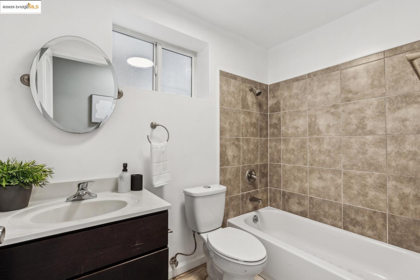 Detail Gallery Image 14 of 32 For 621 Fallon St, Oakland,  CA 94607 - 5 Beds | 2/1 Baths