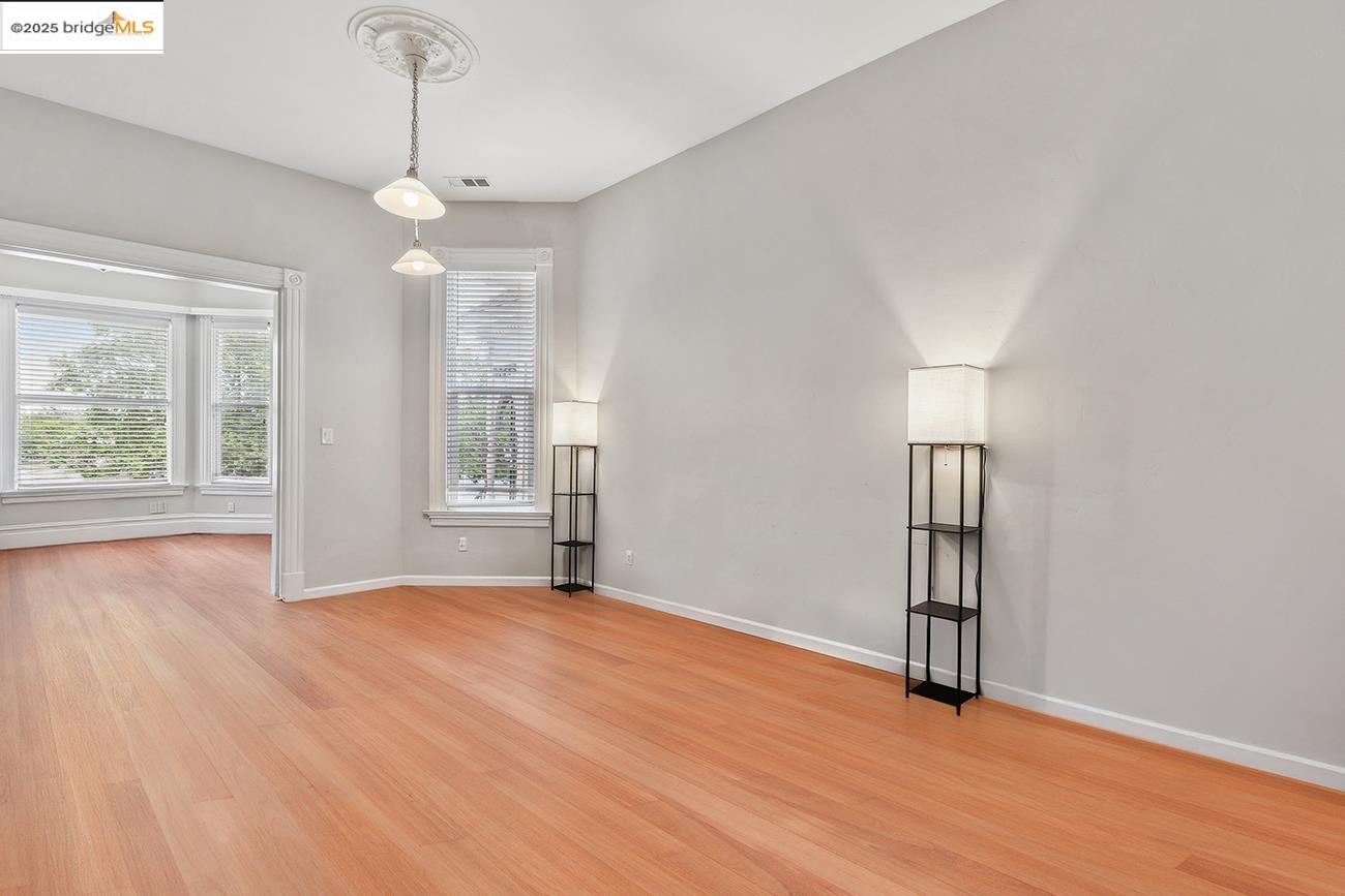 Detail Gallery Image 16 of 32 For 621 Fallon St, Oakland,  CA 94607 - 5 Beds | 2/1 Baths