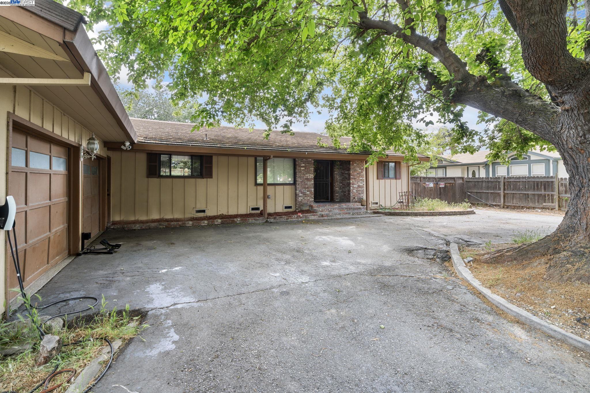 Detail Gallery Image 3 of 35 For 550 N Corral Hollow, Tracy,  CA 95376-9677 - 3 Beds | 2 Baths