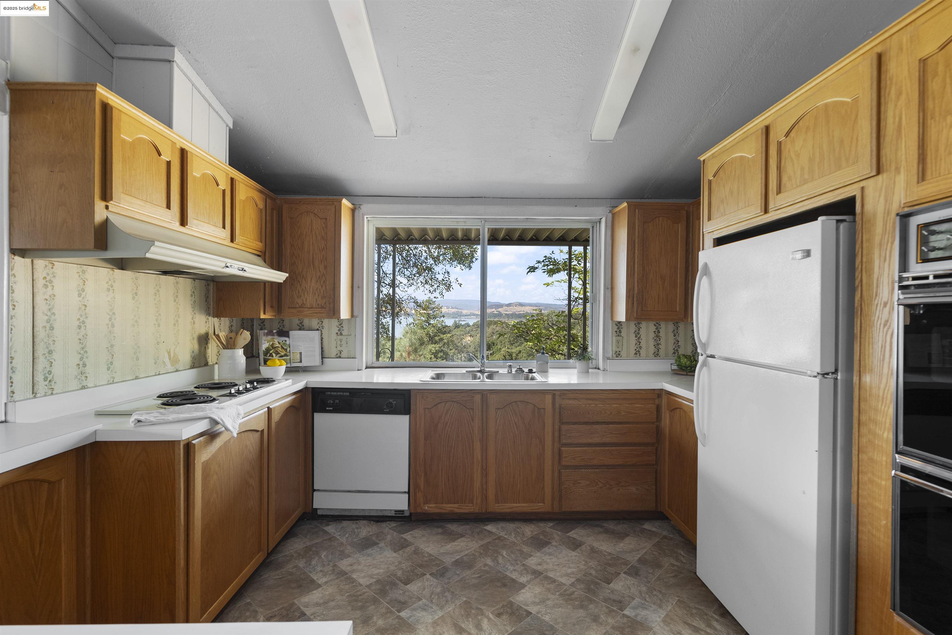 Detail Gallery Image 10 of 35 For 3215 Knob St, Nice,  CA 95464 - 2 Beds | 2 Baths