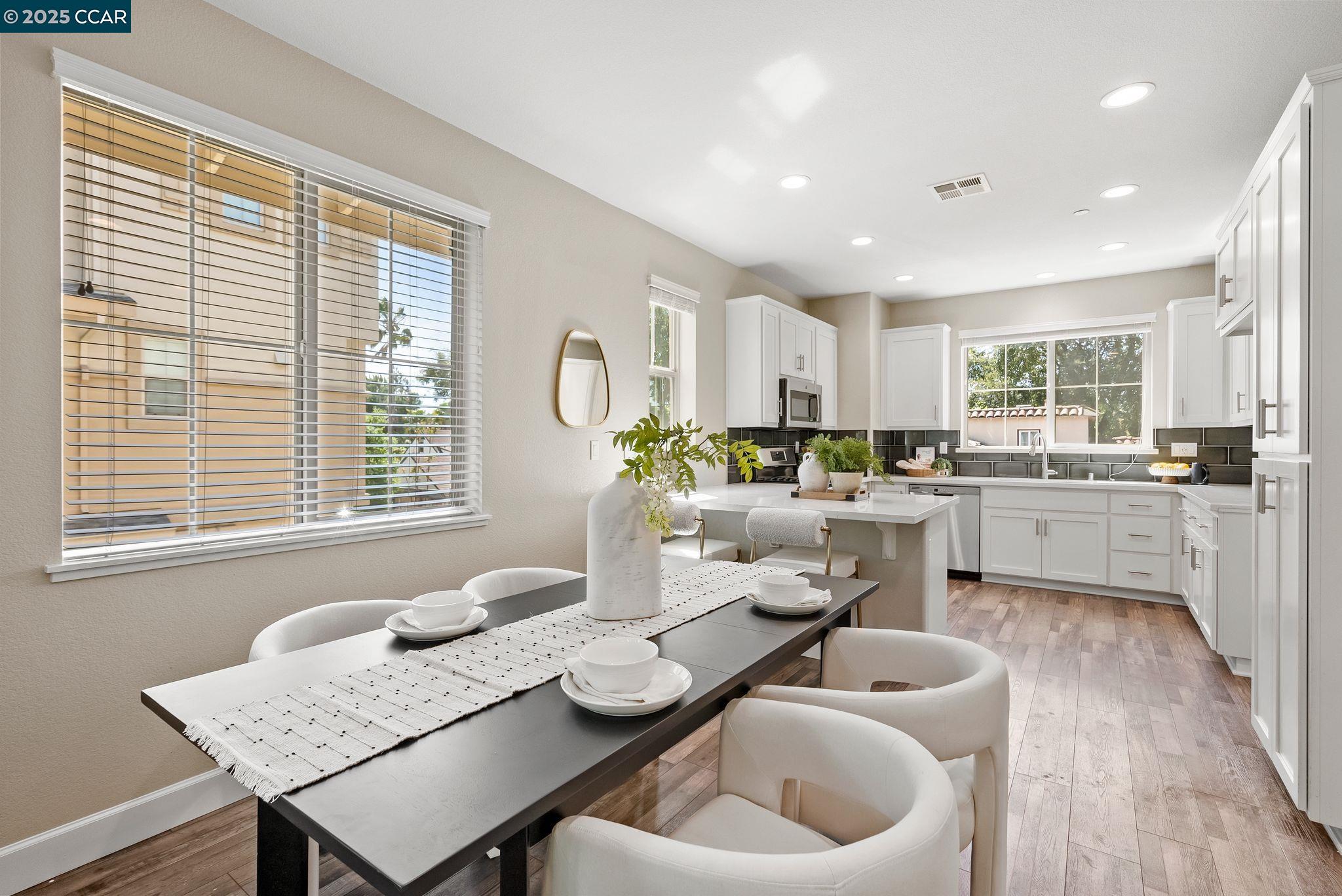 Detail Gallery Image 2 of 38 For 1878 Enclave Pl., Concord,  CA 94519 - 3 Beds | 3 Baths