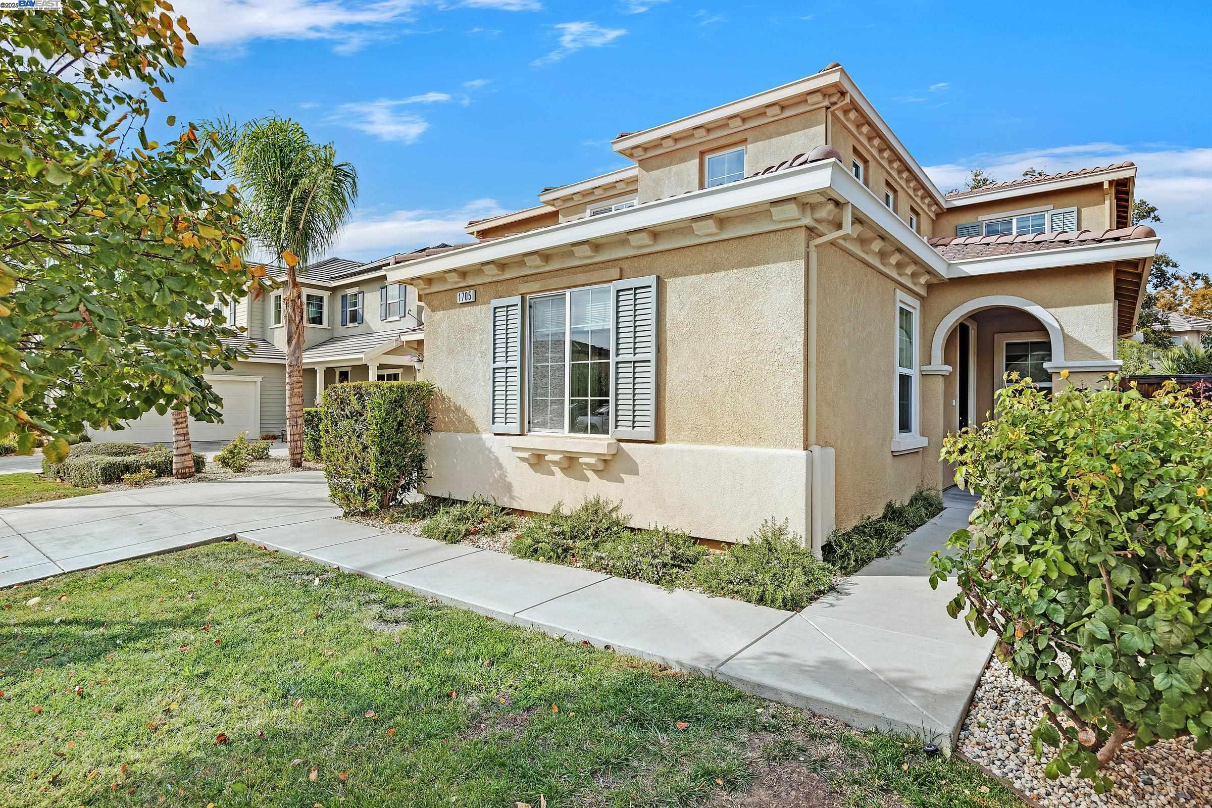 Detail Gallery Image 4 of 45 For 1705 Hummingbird Lane, Tracy,  CA 95376 - 4 Beds | 3/1 Baths