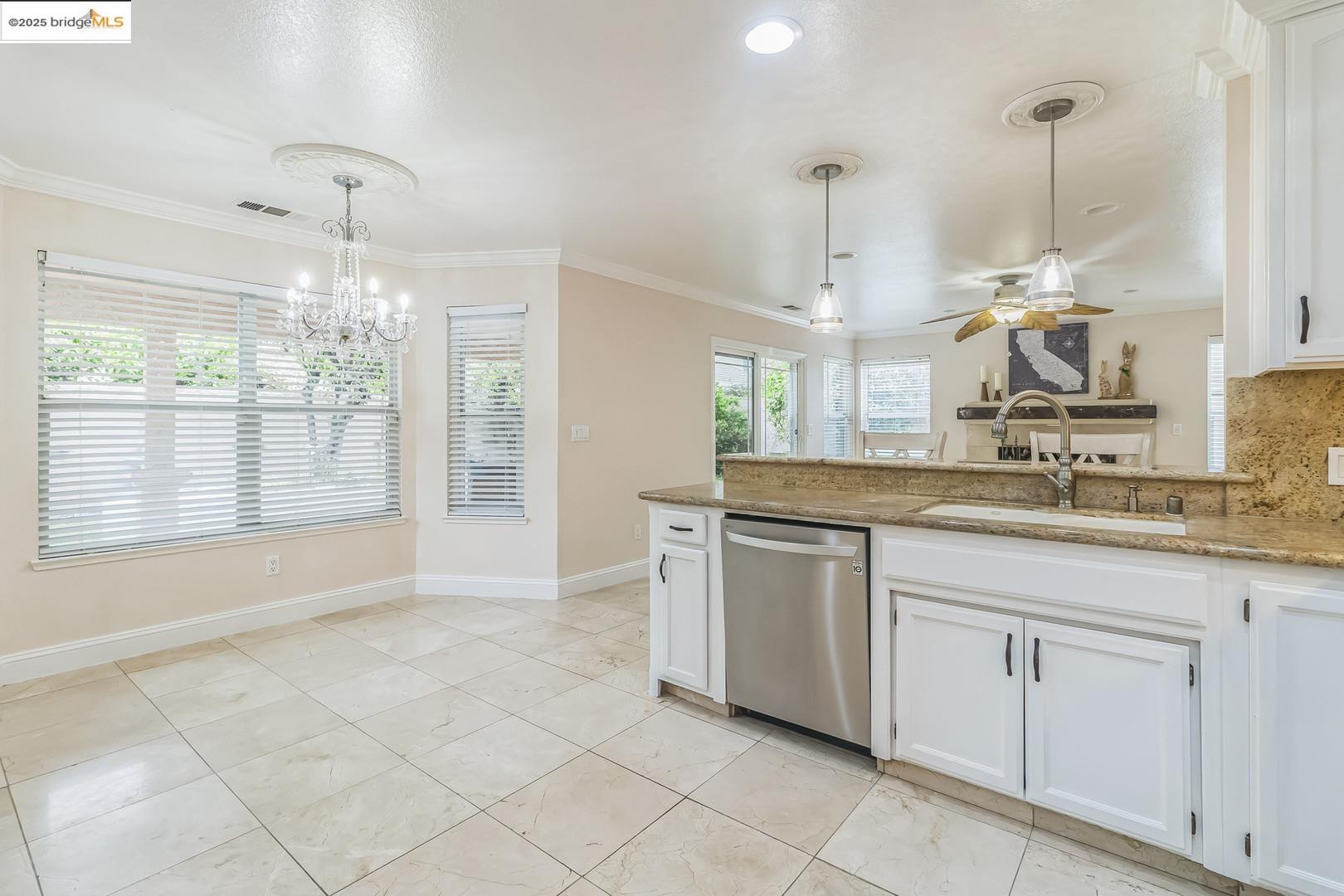 Detail Gallery Image 5 of 36 For 851 Whispering Pines Dr, Turlock,  CA 95382 - 4 Beds | 3 Baths